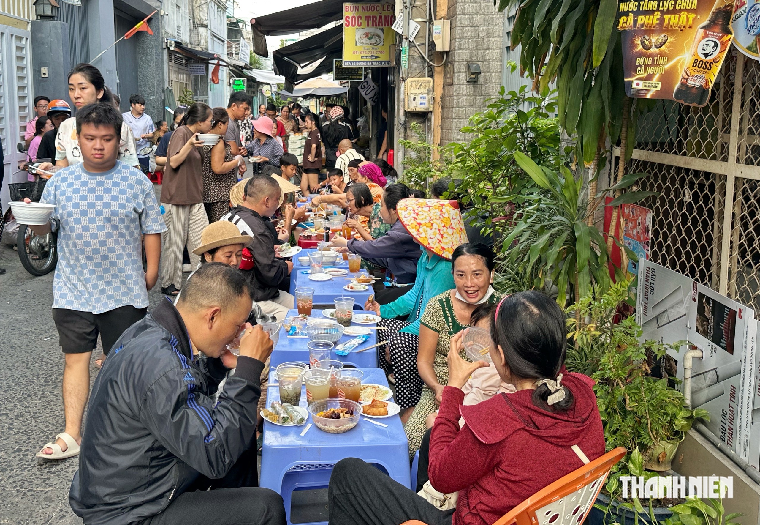 Bà con 'hẻm xe ngựa' ở TP.HCM đãi buffet chay miễn phí, hàng dài người tới ăn - Ảnh 1.