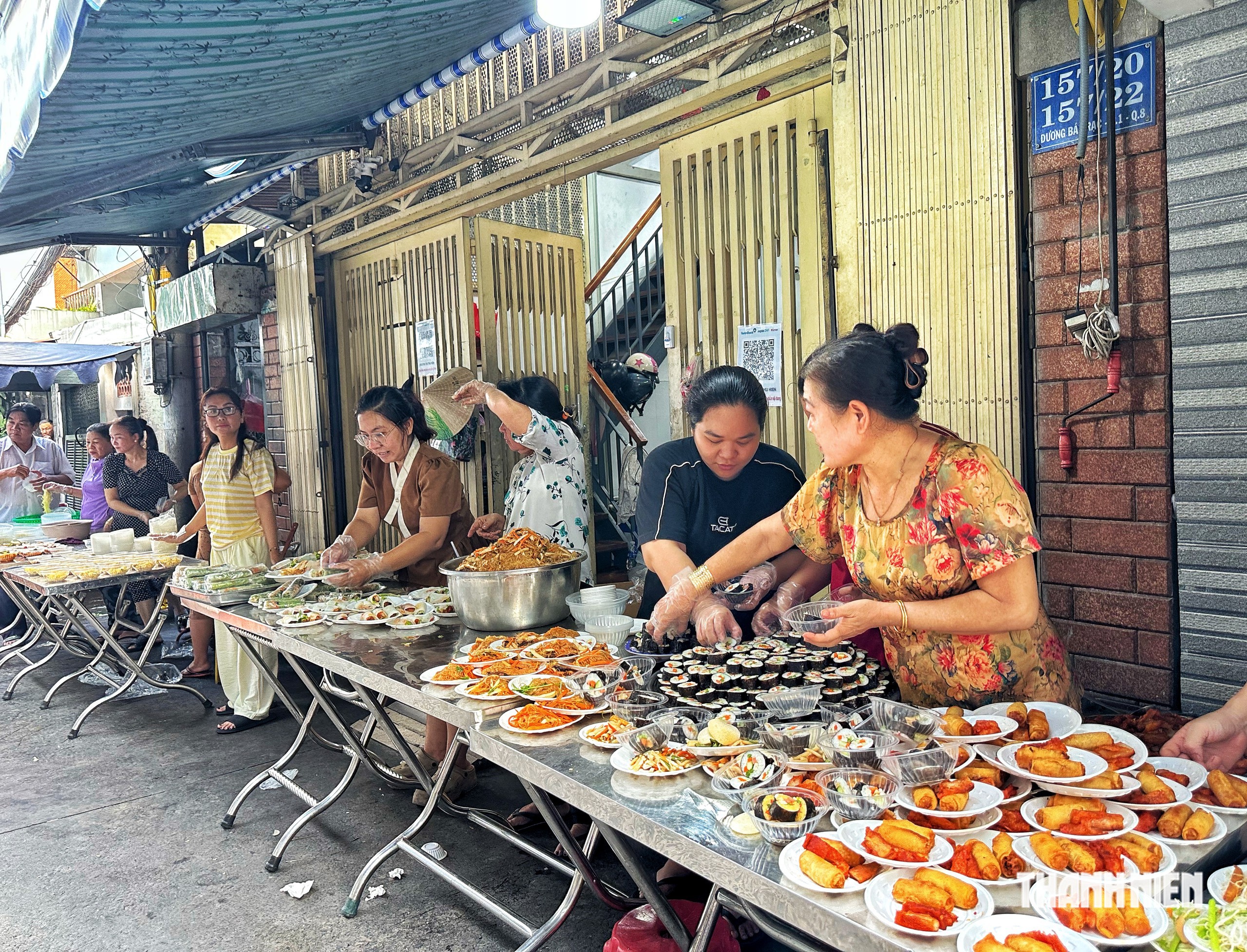 Bà con 'hẻm xe ngựa' ở TP.HCM đãi buffet chay miễn phí, hàng dài người tới ăn - Ảnh 5.