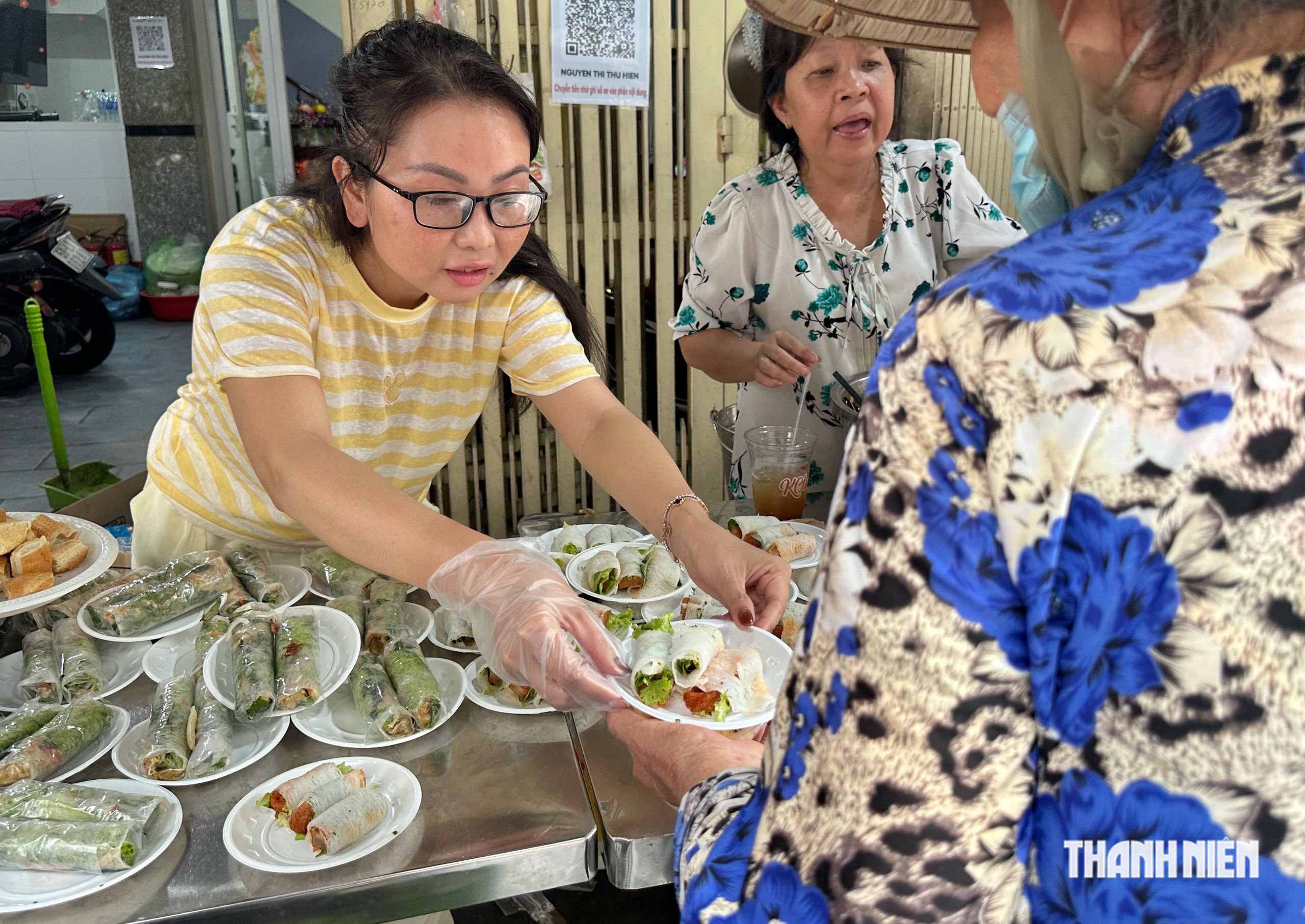 Bà con 'hẻm xe ngựa' ở TP.HCM đãi buffet chay miễn phí, hàng dài người tới ăn - Ảnh 9.