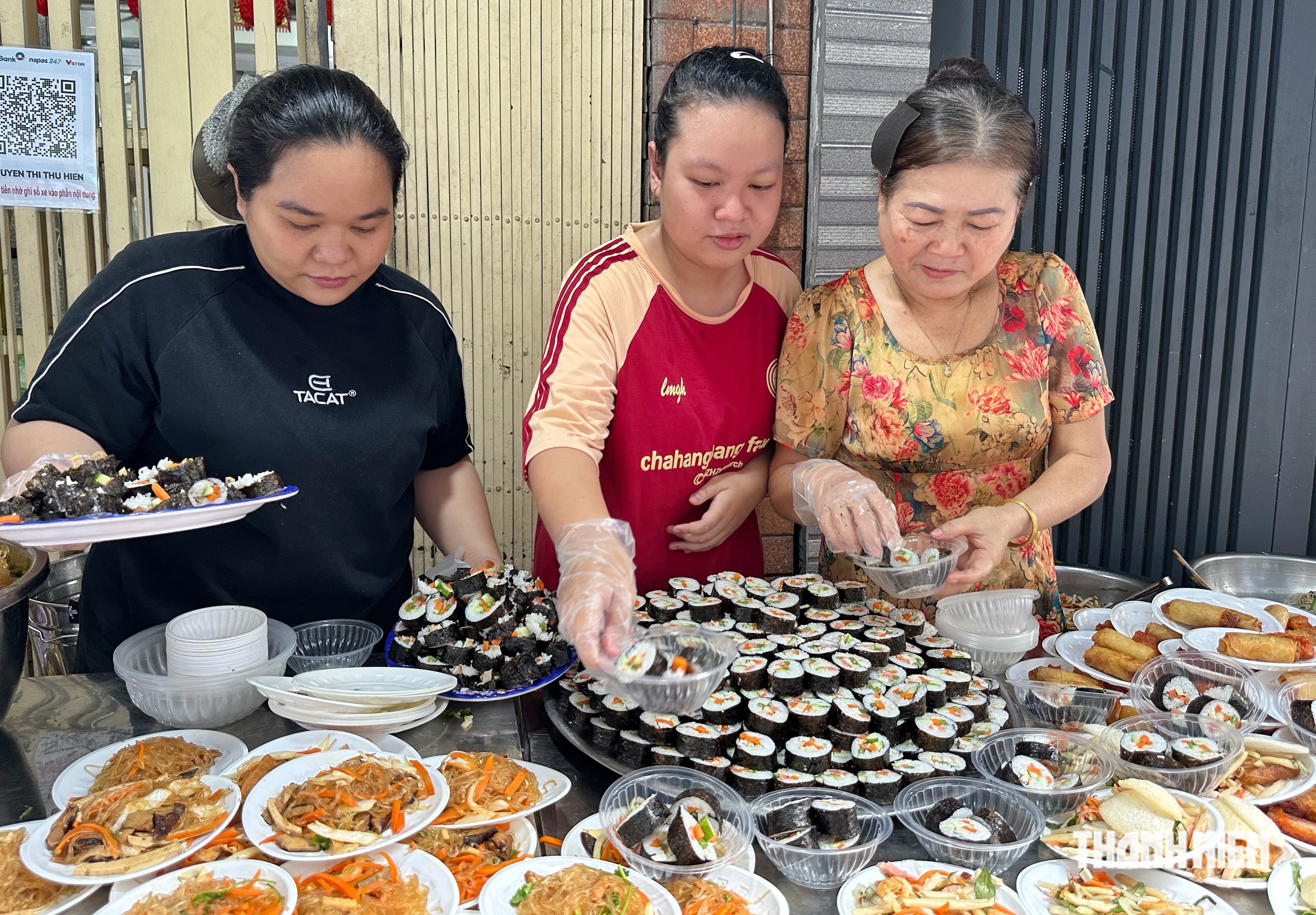 Bà con 'hẻm xe ngựa' ở TP.HCM đãi buffet chay miễn phí, hàng dài người tới ăn - Ảnh 4.