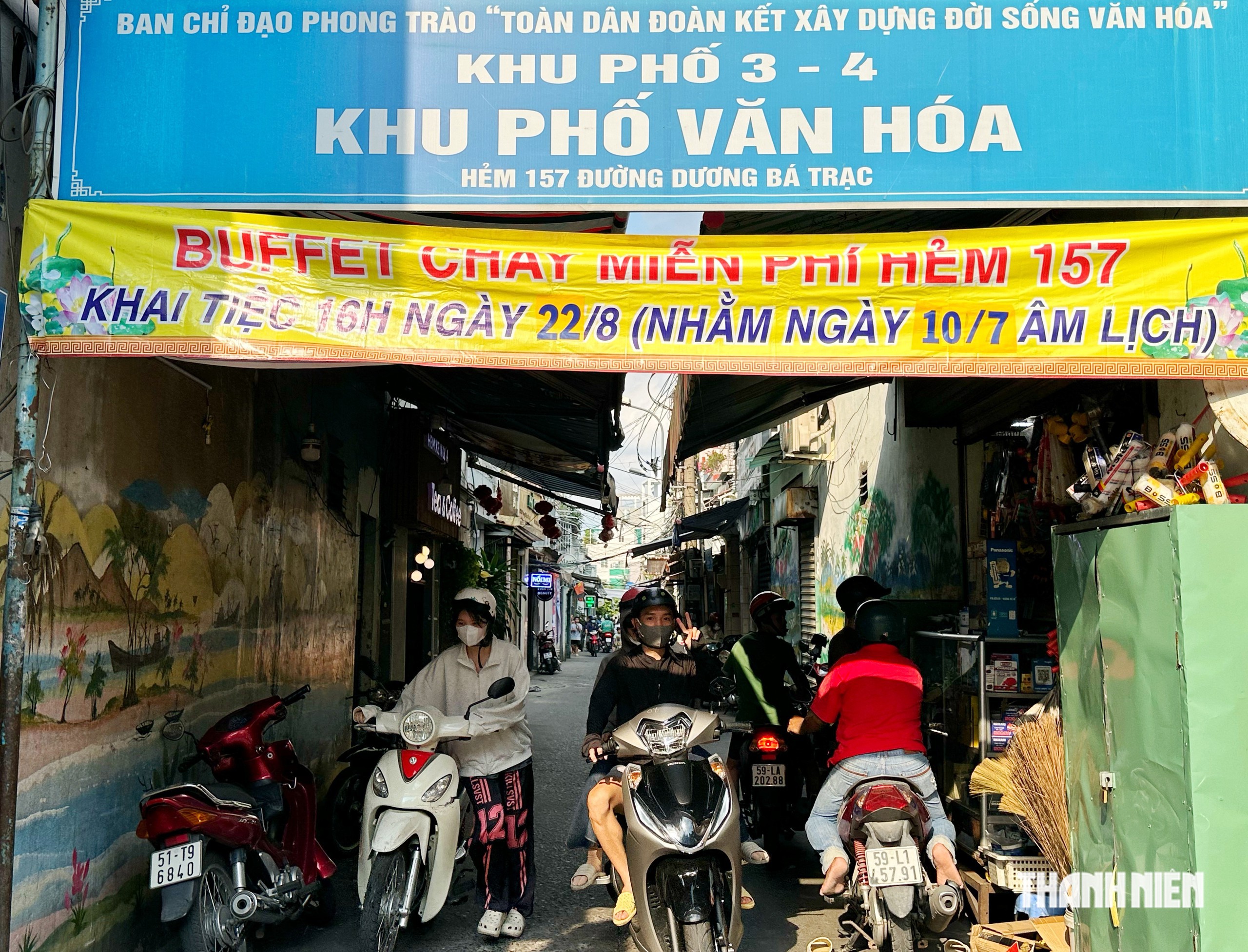 Bà con 'hẻm xe ngựa' ở TP.HCM đãi buffet chay miễn phí, hàng dài người tới ăn - Ảnh 2.