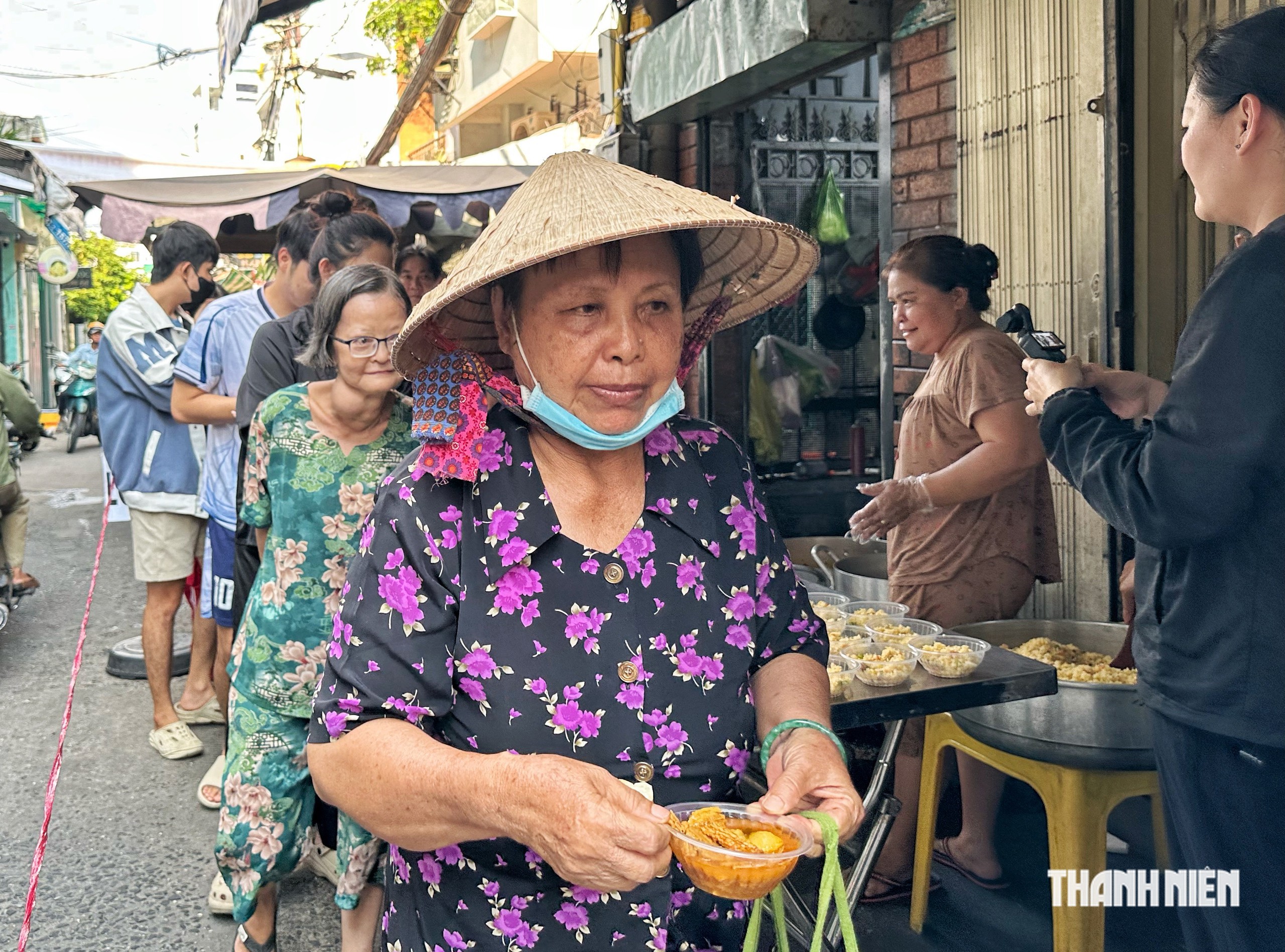 Bà con 'hẻm xe ngựa' ở TP.HCM đãi buffet chay miễn phí, hàng dài người tới ăn - Ảnh 8.