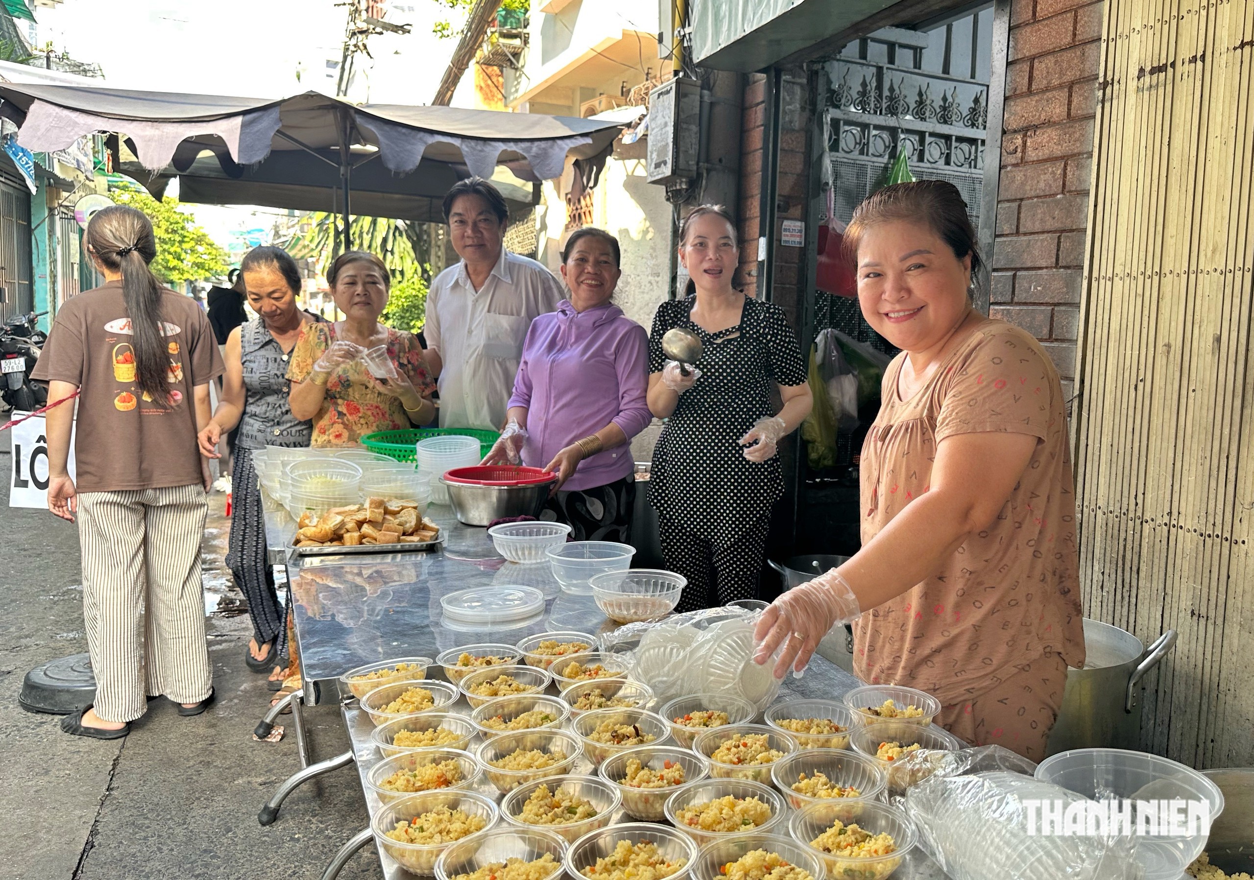 Bà con 'hẻm xe ngựa' ở TP.HCM đãi buffet chay miễn phí, hàng dài người tới ăn - Ảnh 3.