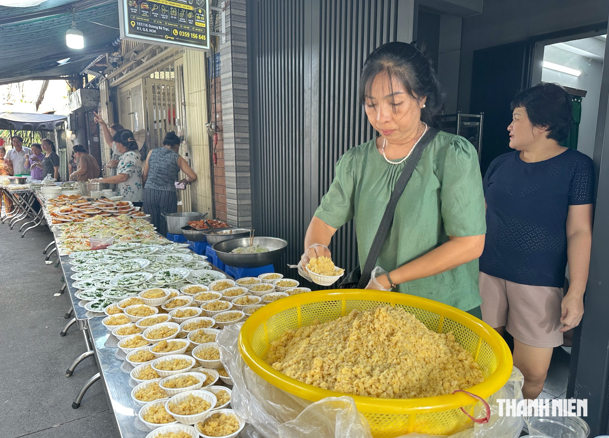 Bà con 'hẻm xe ngựa' ở TP.HCM đãi buffet chay miễn phí, hàng dài người tới ăn - Ảnh 14.