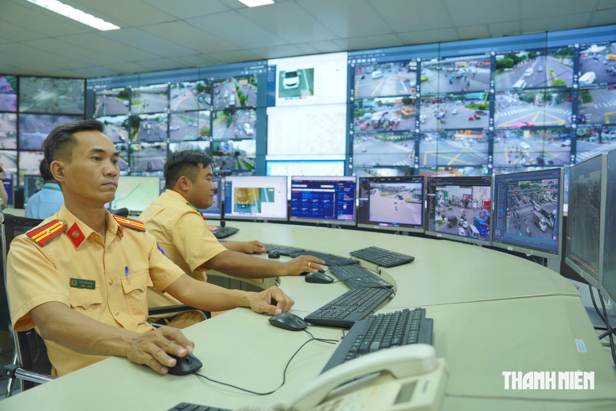 TP.HCM tổng rà soát đèn tín hiệu, biển báo, vạch kẻ đường những tháng cuối năm- Ảnh 2.