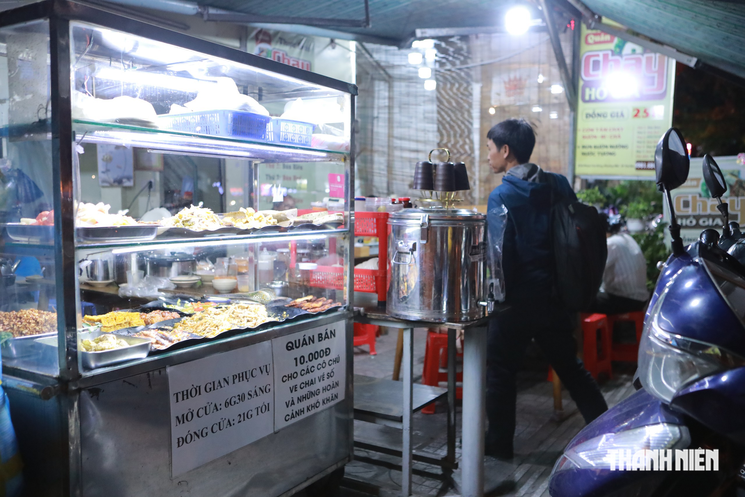 Quán chay ở TP.HCM có cách tính tiền lạ, người khó khăn chỉ cần trả 10.000 đồng - Ảnh 1.