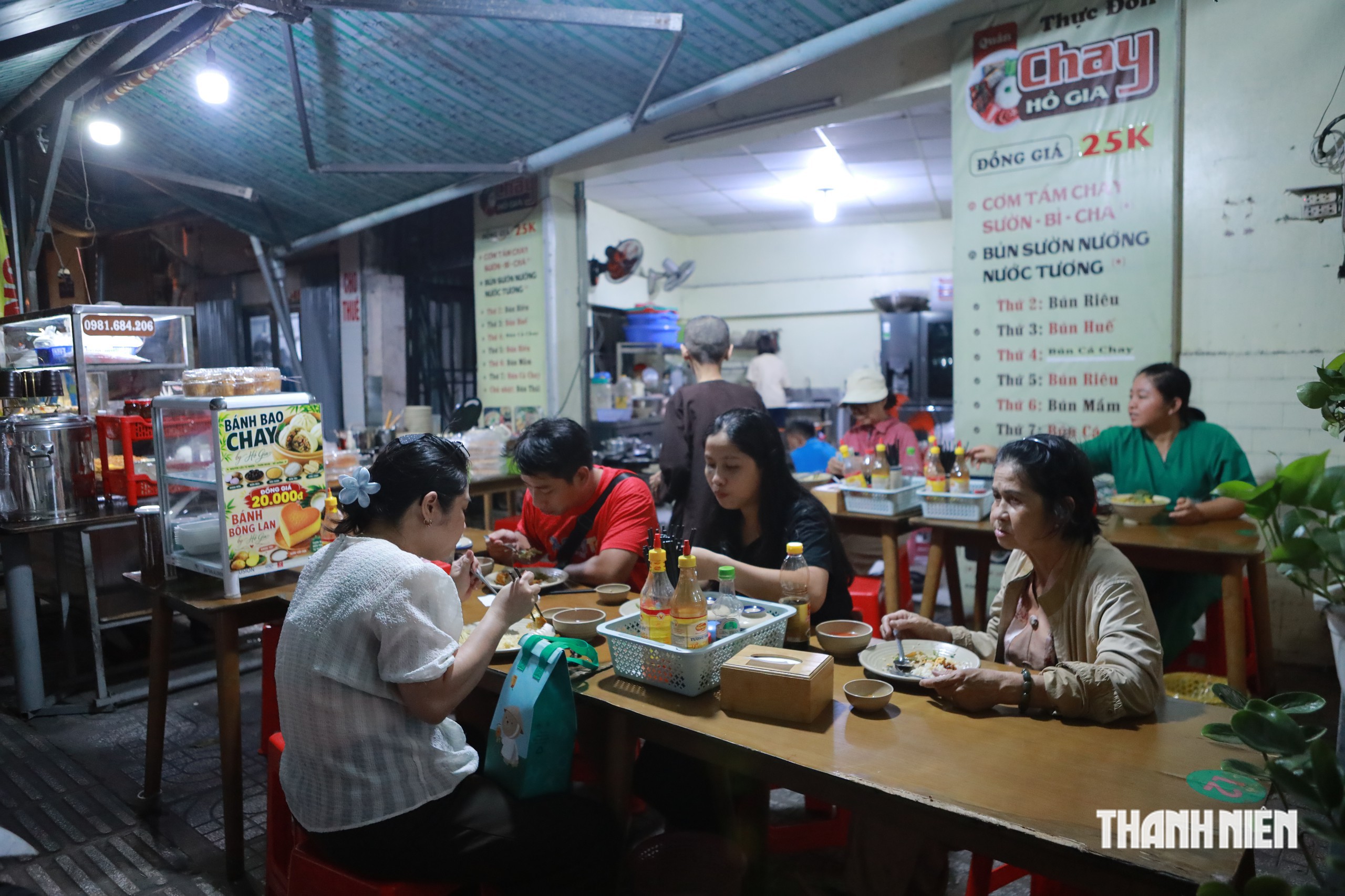 Quán chay ở TP.HCM có cách tính tiền lạ, người khó khăn chỉ cần trả 10.000 đồng - Ảnh 3.