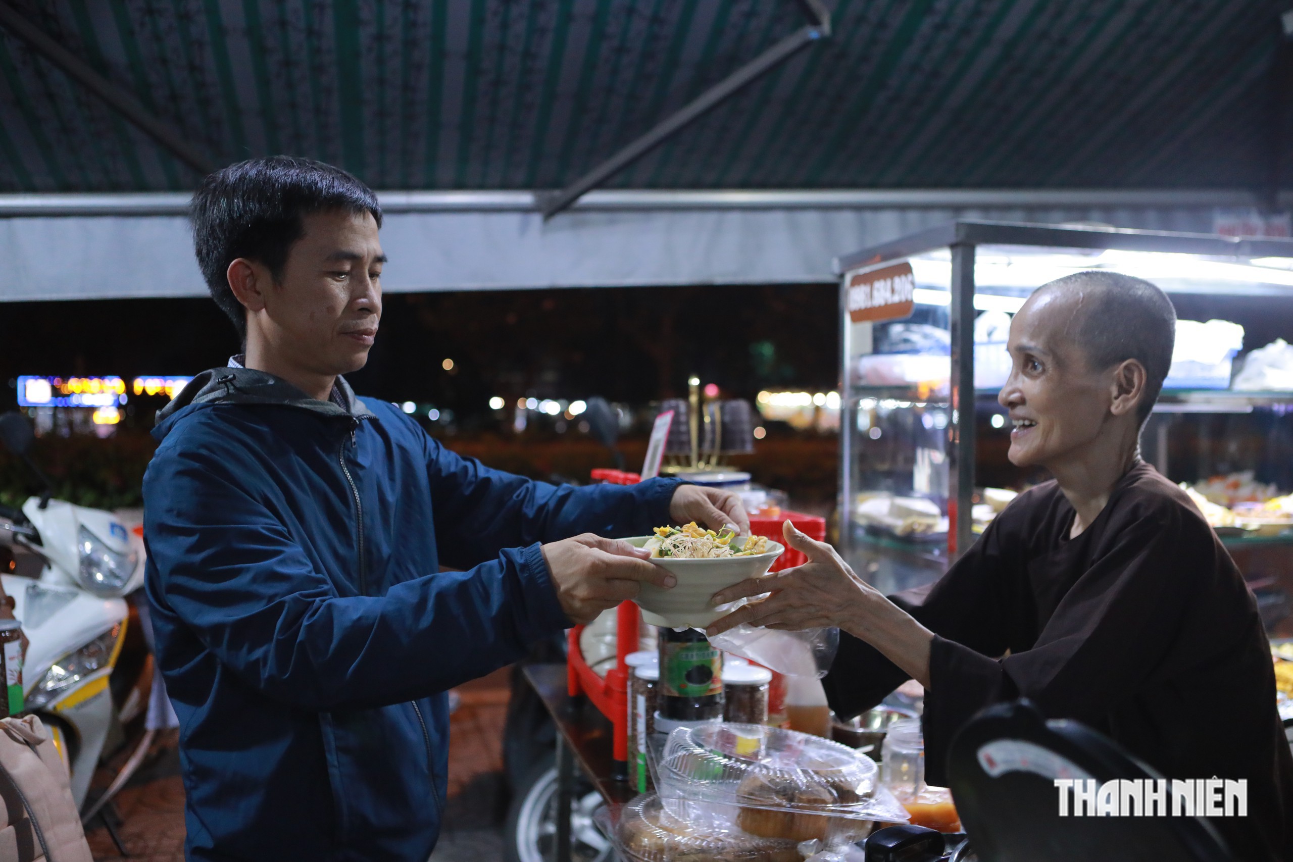Quán chay ở TP.HCM có cách tính tiền lạ, người khó khăn chỉ cần trả 10.000 đồng - Ảnh 2.