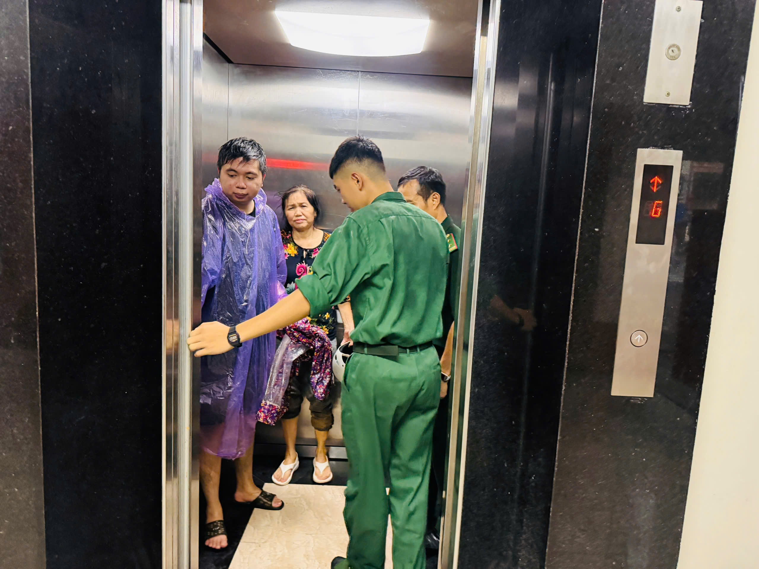 Mưa lớn gây sạt lở, biên phòng mở cửa đồn đón dân tránh trú - Ảnh 3.