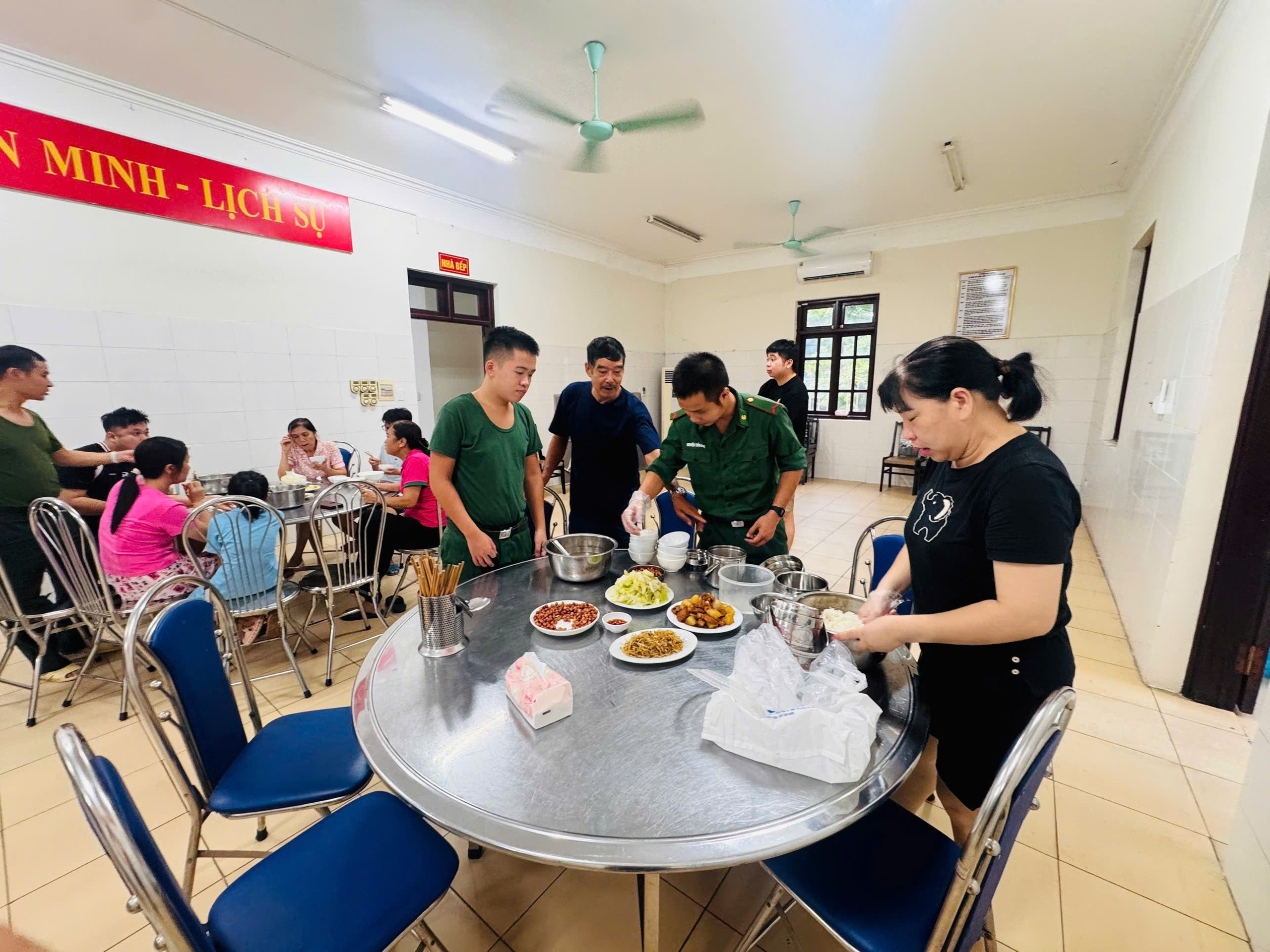 Mưa lớn gây sạt lở, biên phòng mở cửa đồn đón dân tránh trú - Ảnh 1.