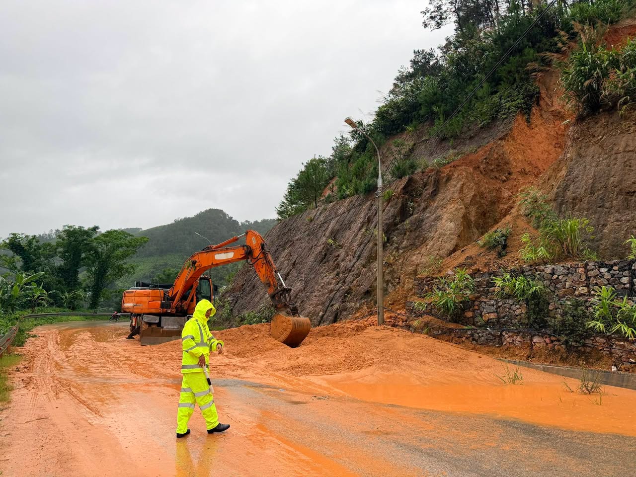 Mưa lớn gây sạt lở nhiều nơi ở Quảng Ninh - Ảnh 4.