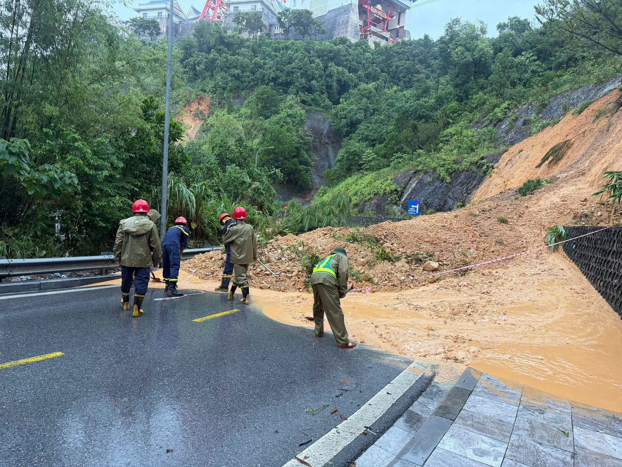 Quảng Ninh khẩn cấp di dời gần 400 người vì sạt lở đất - Ảnh 4.