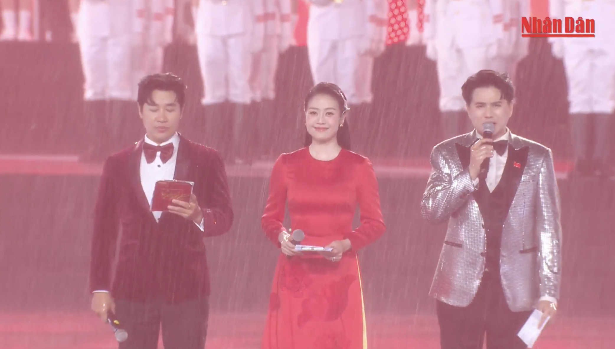 Hơn 40.000 khán giả đội mưa xem concert ‘Tổ quốc trong tim’- Ảnh 3.