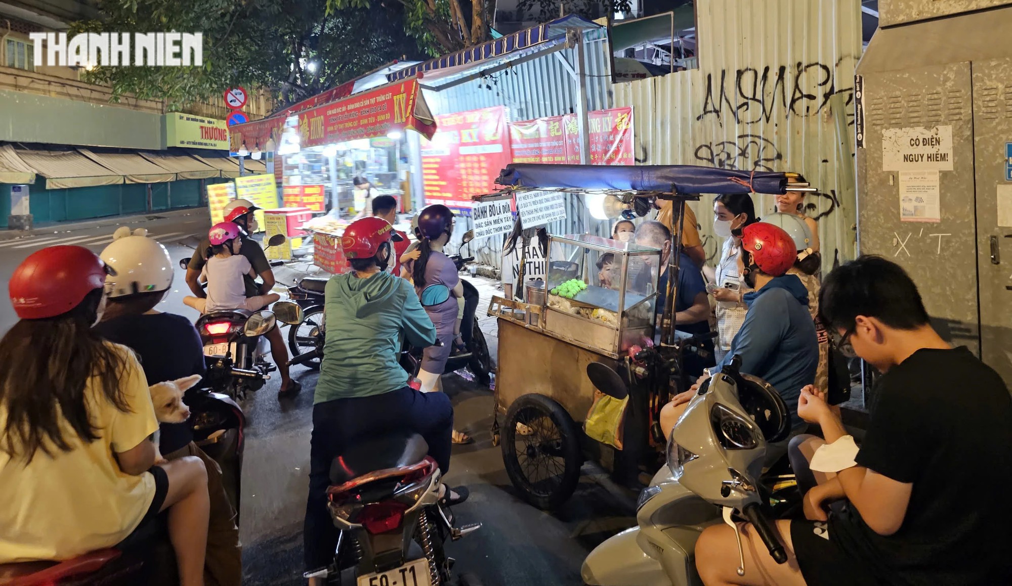 Độc lạ xe bánh bò lá dứa của cụ ông 79 tuổi bán 2 ngày tuần - Ảnh 4.