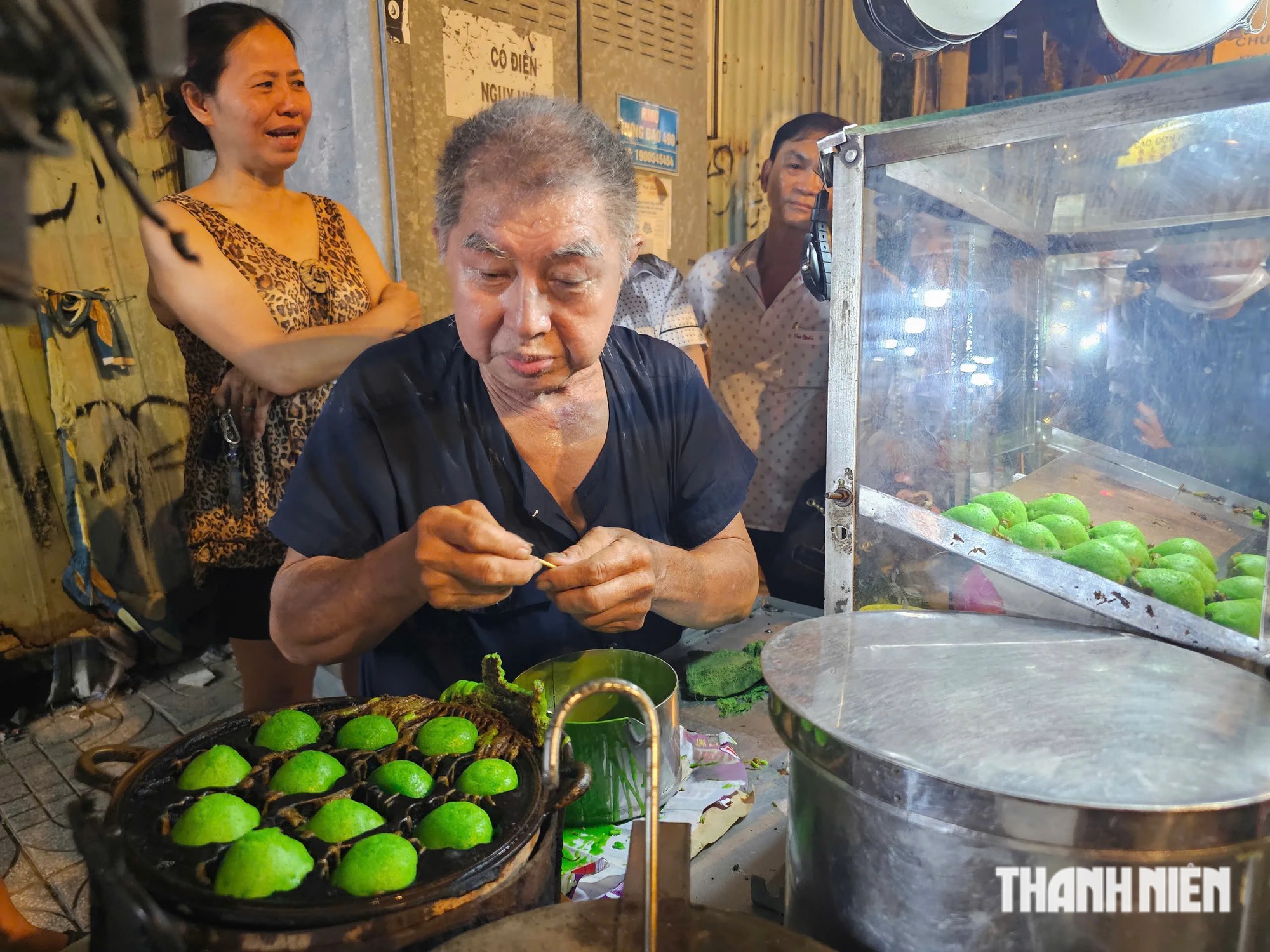 Độc lạ xe bánh bò lá dứa của cụ ông 79 tuổi bán 2 ngày tuần - Ảnh 1.