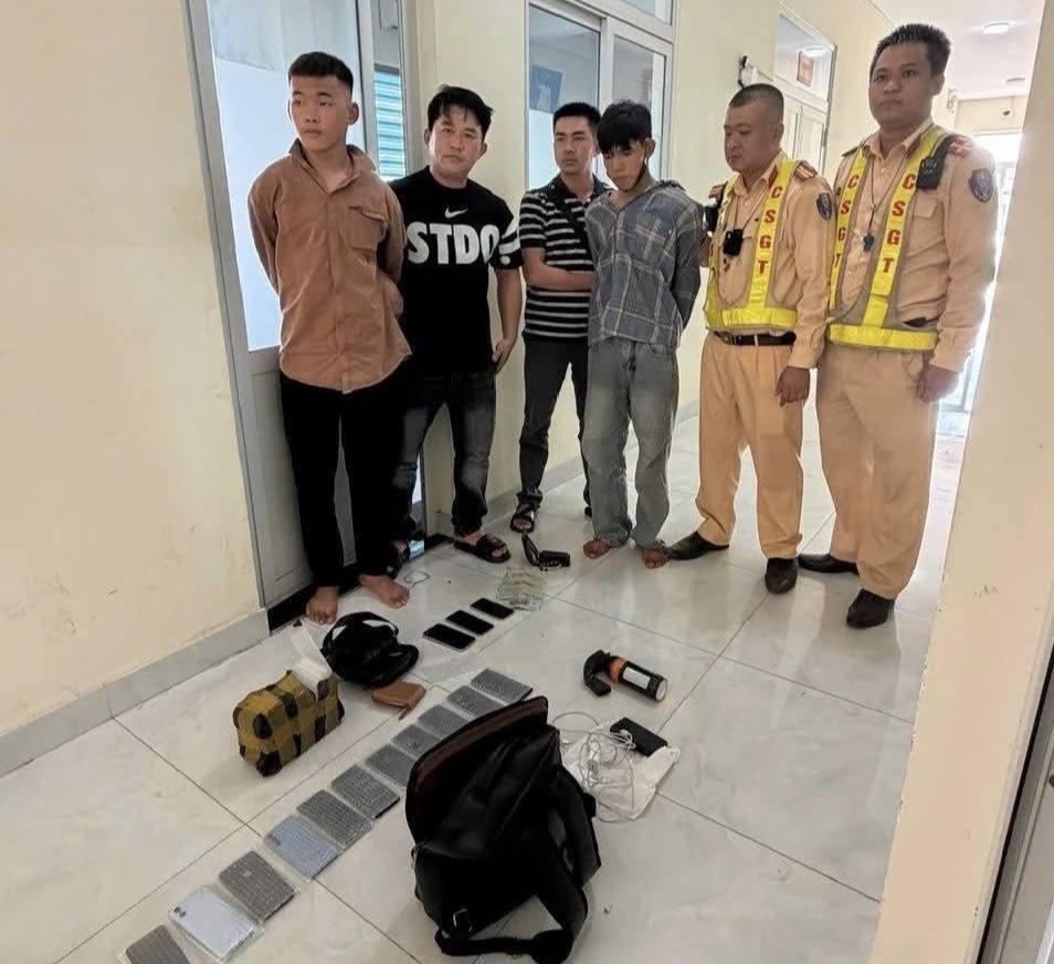Bắt 2 anh em ruột nghi trộm cướp 10 điện thoại từ An Giang đến Quảng Ngãi- Ảnh 1.