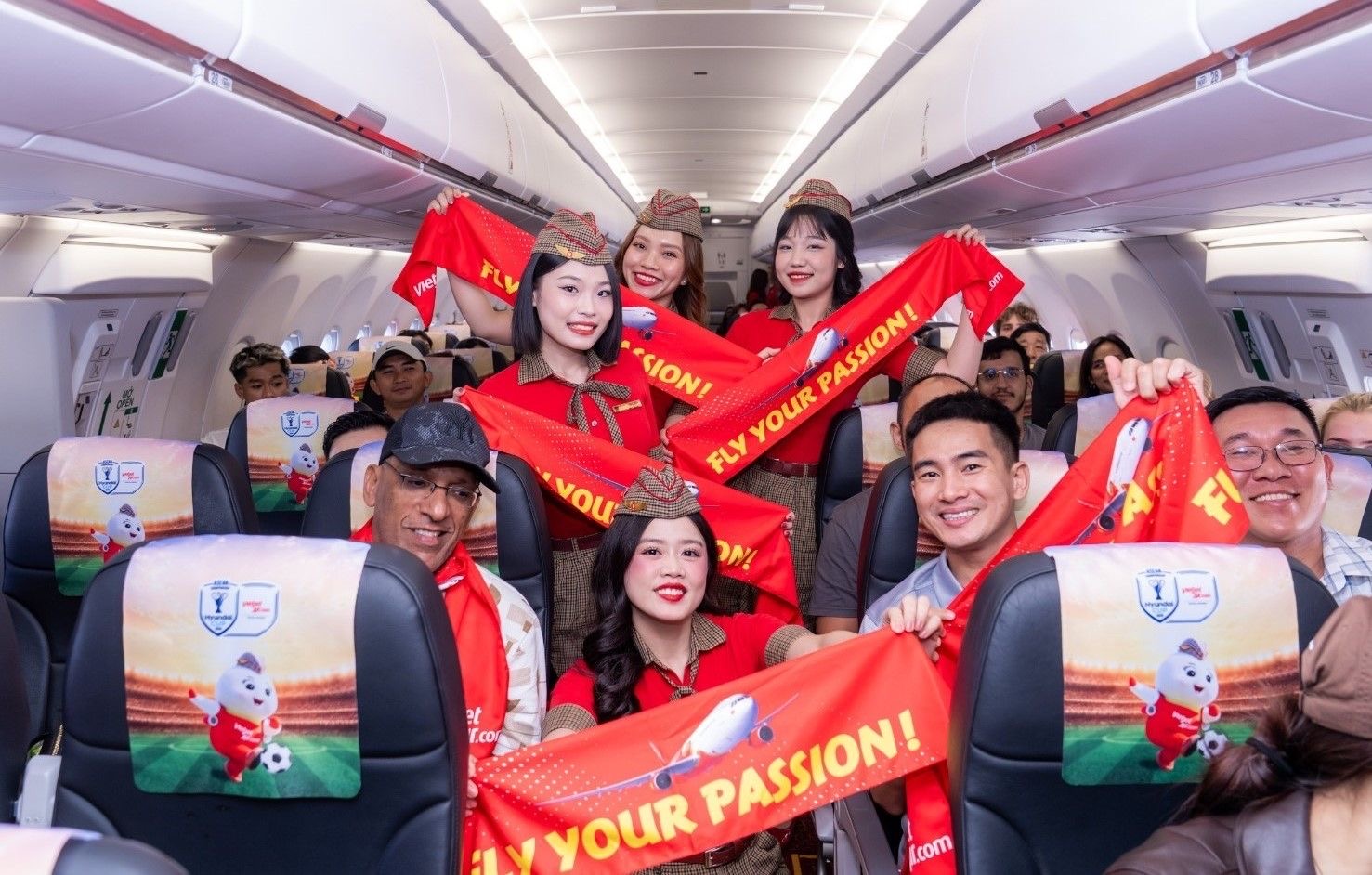 Vietjet và Vikki “tiếp lửa” - Việt Nam rực đỏ Bangkok, - Ảnh 4.