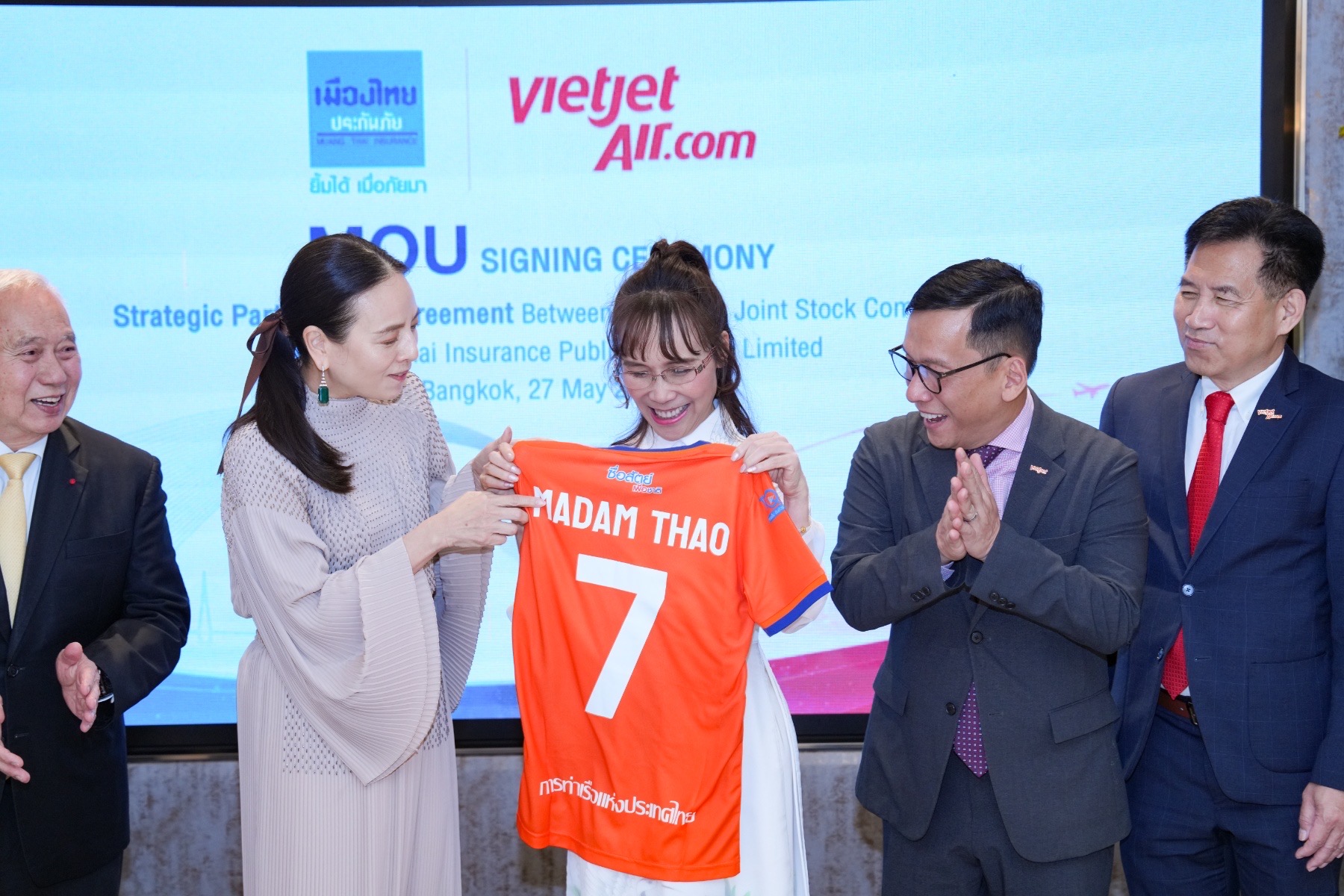 Vietjet và Vikki “tiếp lửa” - Việt Nam rực đỏ Bangkok, - Ảnh 5.