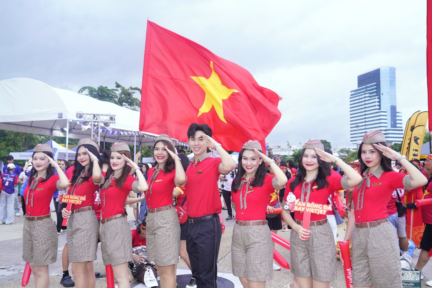 Vietjet và Vikki “tiếp lửa” - Việt Nam rực đỏ Bangkok, - Ảnh 6.