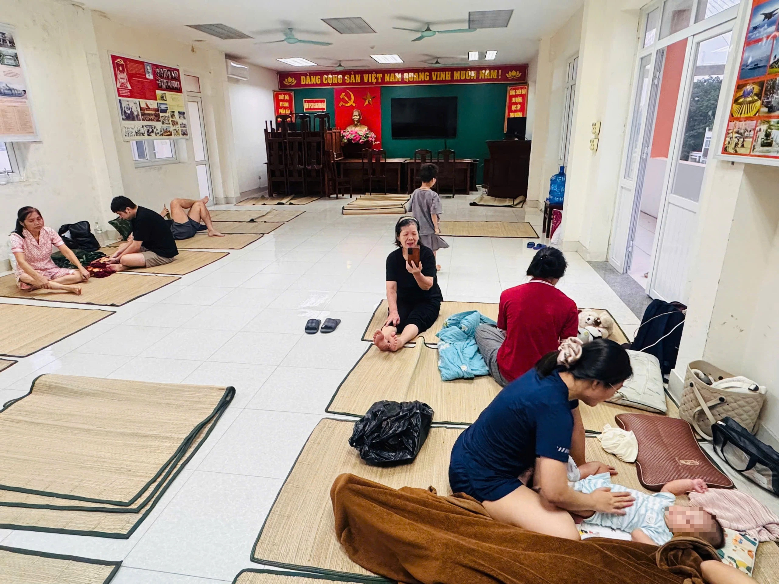 Mưa lớn gây sạt lở, biên phòng mở cửa đồn đón dân tránh trú - Ảnh 2.