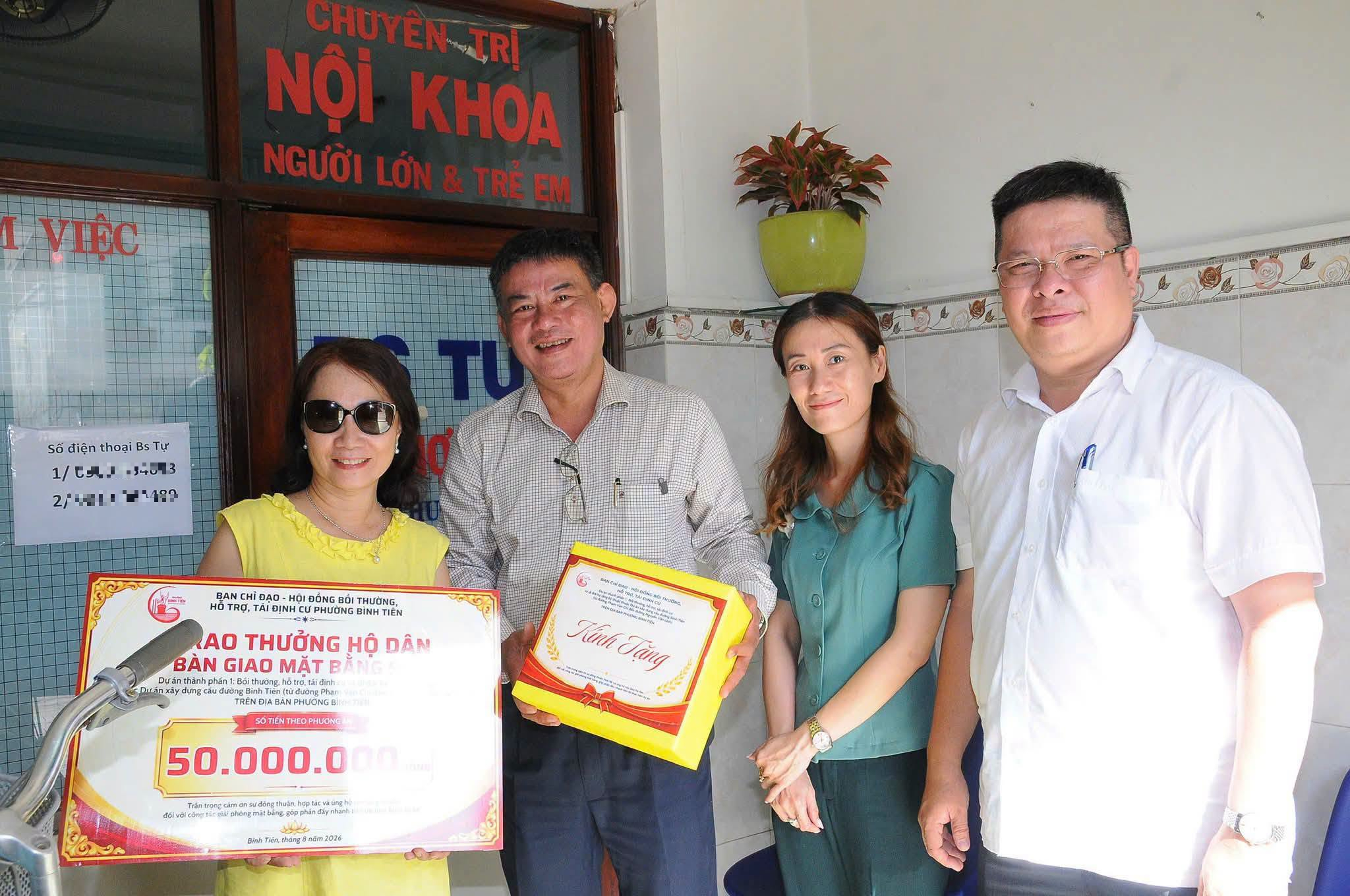 Dự án cầu đường Bình Tiên ở TP.HCM: Lãnh đạo phường đến nhà trao thưởng cho dân - Ảnh 2.