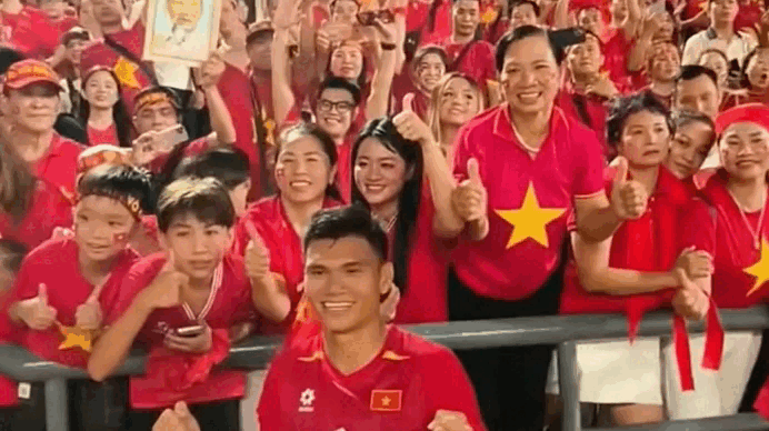Xuân Mạnh ôm mẹ, hôn vợ sau trận thắng Thái Lan: 'Con làm được rồi, anh làm được rồi'- Ảnh 2.