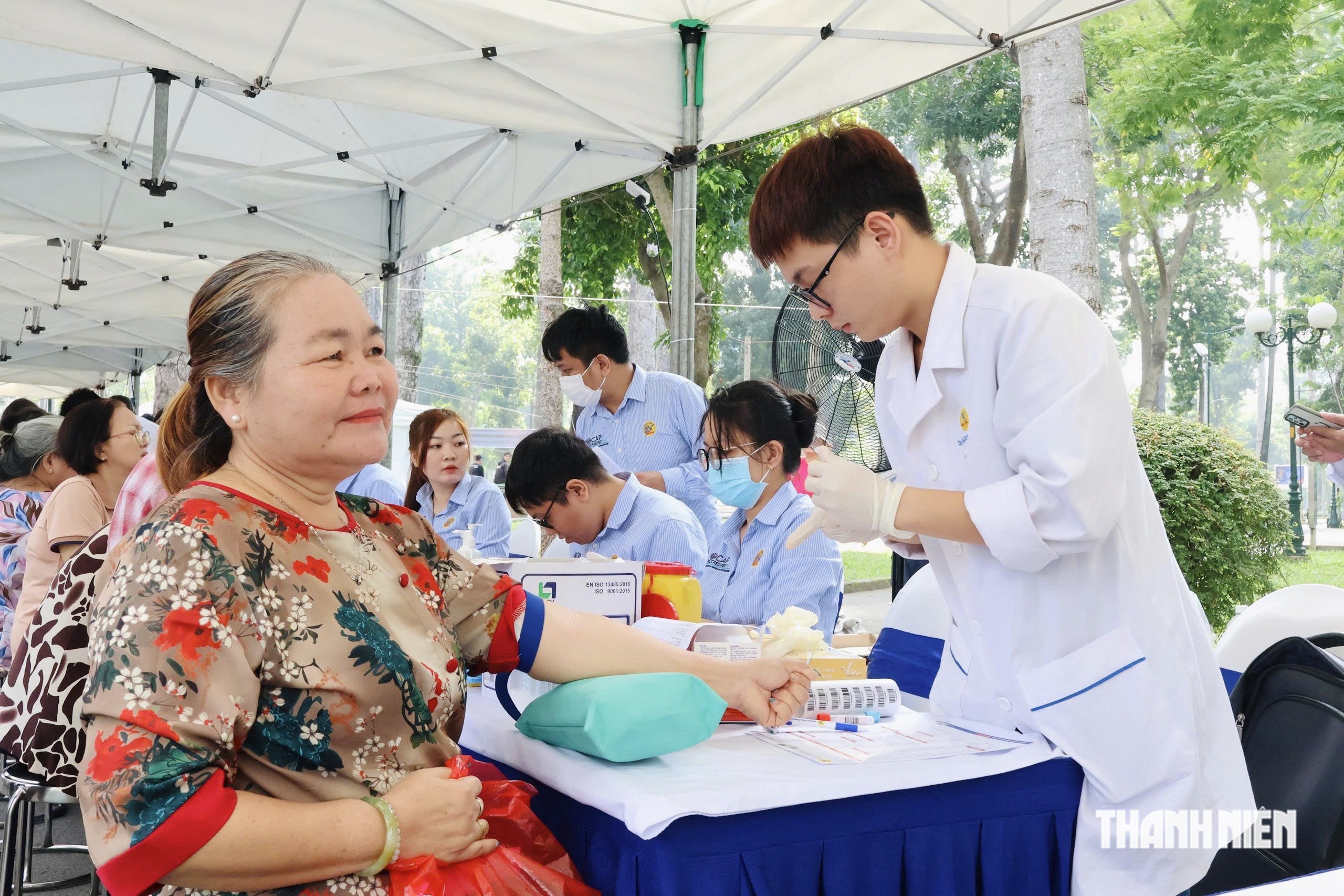 Hơn 1.000 người cao tuổi được khám sức khỏe miễn phí tại công viên Tao Đàn - Ảnh 3.