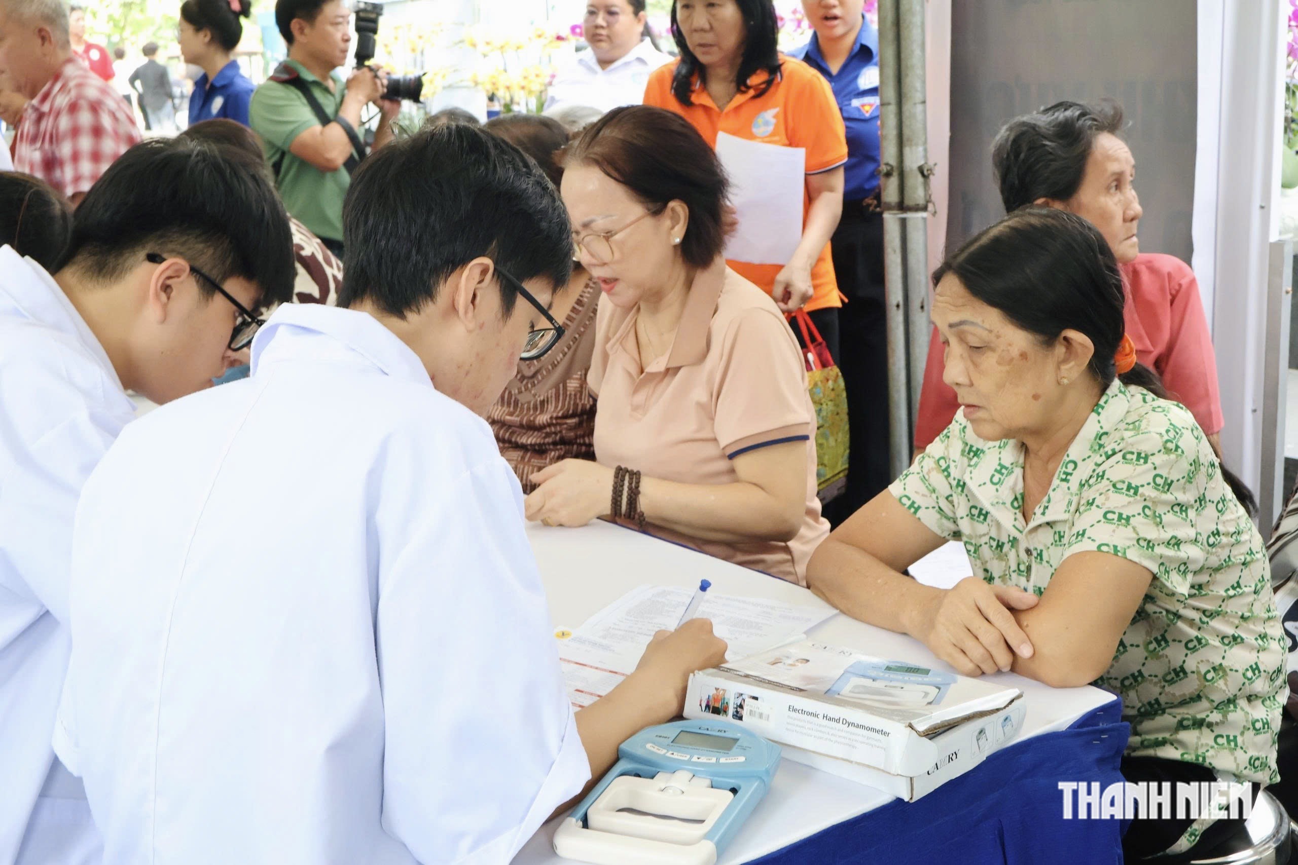 Hơn 1.000 người cao tuổi được khám sức khỏe miễn phí tại công viên Tao Đàn - Ảnh 5.