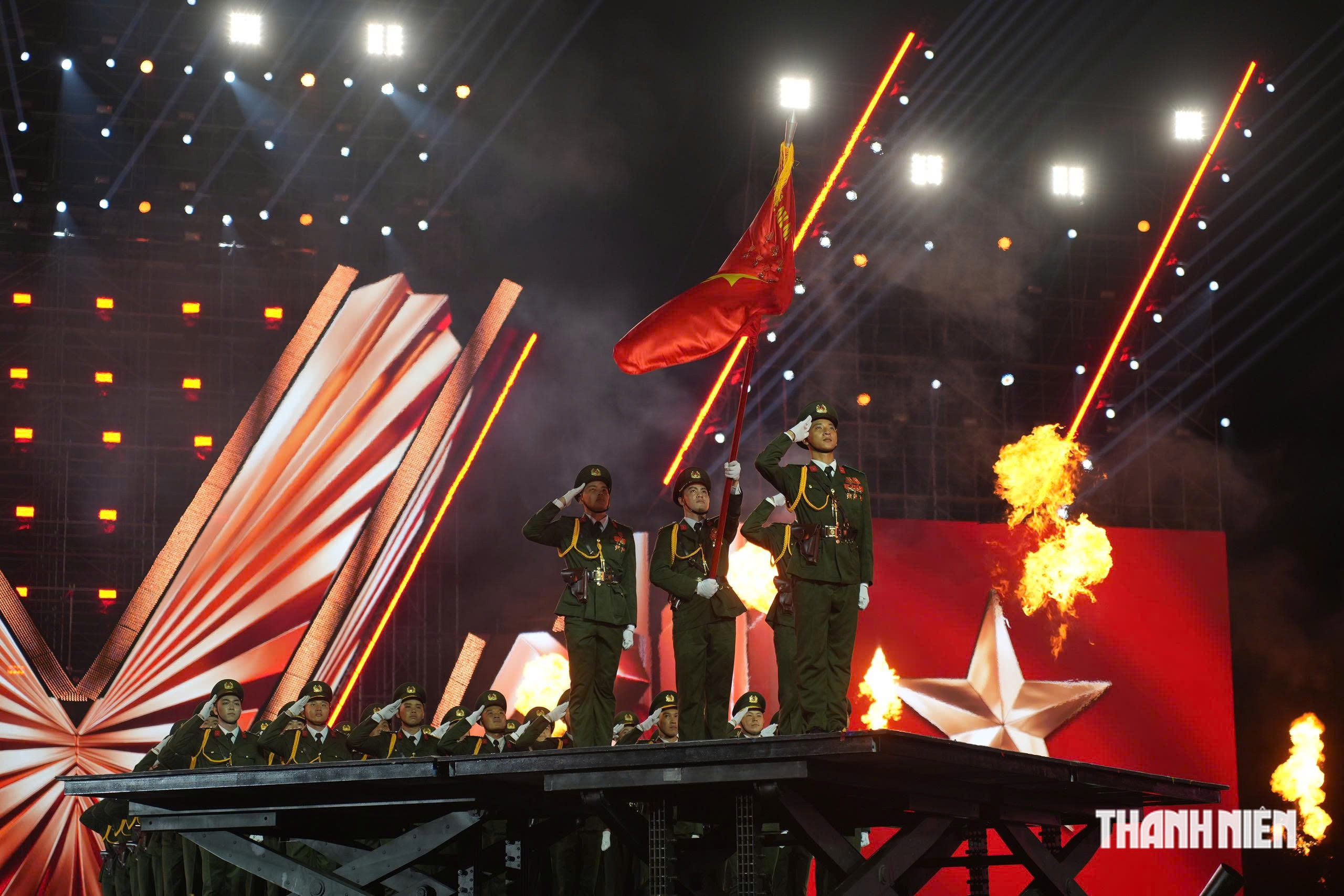 Hơn 40.000 khán giả đội mưa xem concert ‘Tổ quốc trong tim’- Ảnh 14.