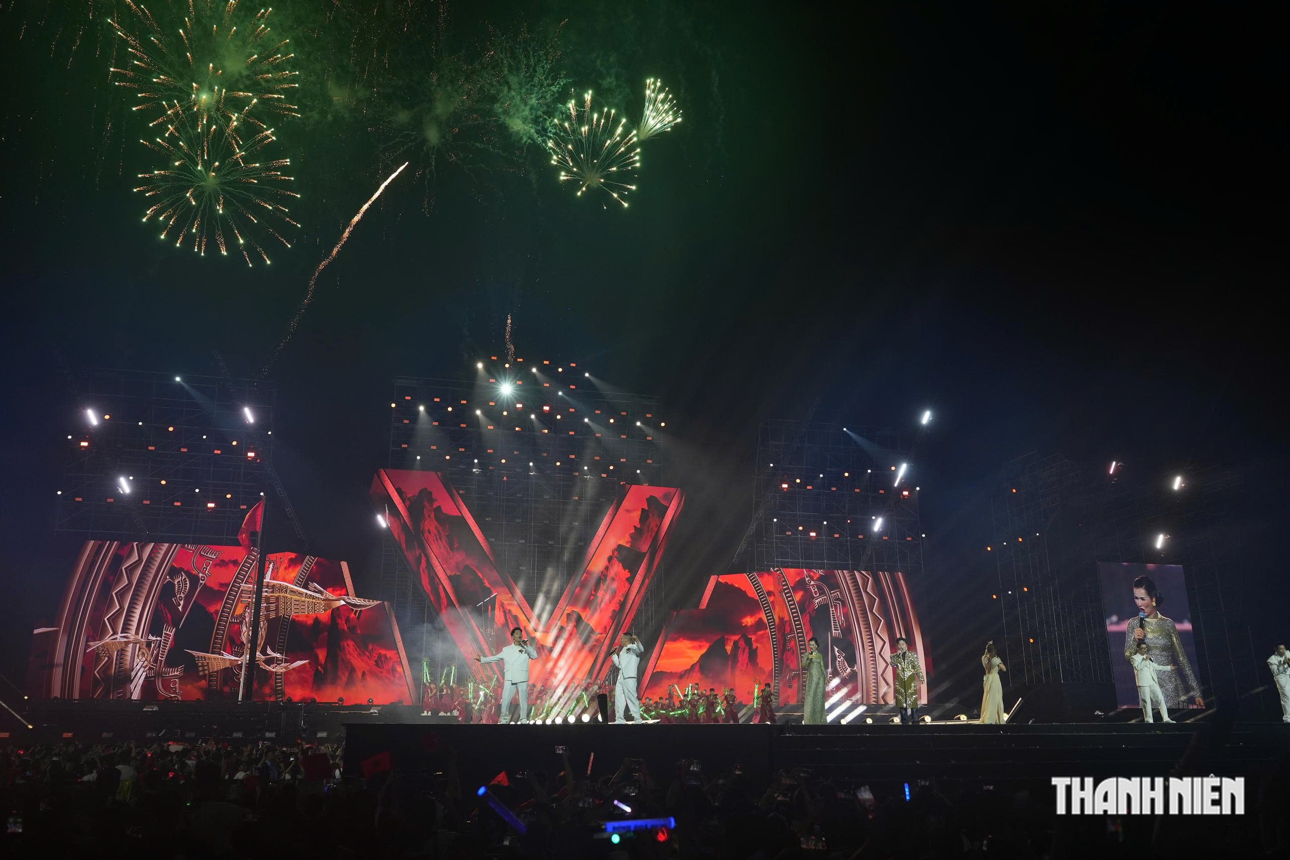 Hơn 40.000 khán giả đội mưa xem concert ‘Tổ quốc trong tim’- Ảnh 1.