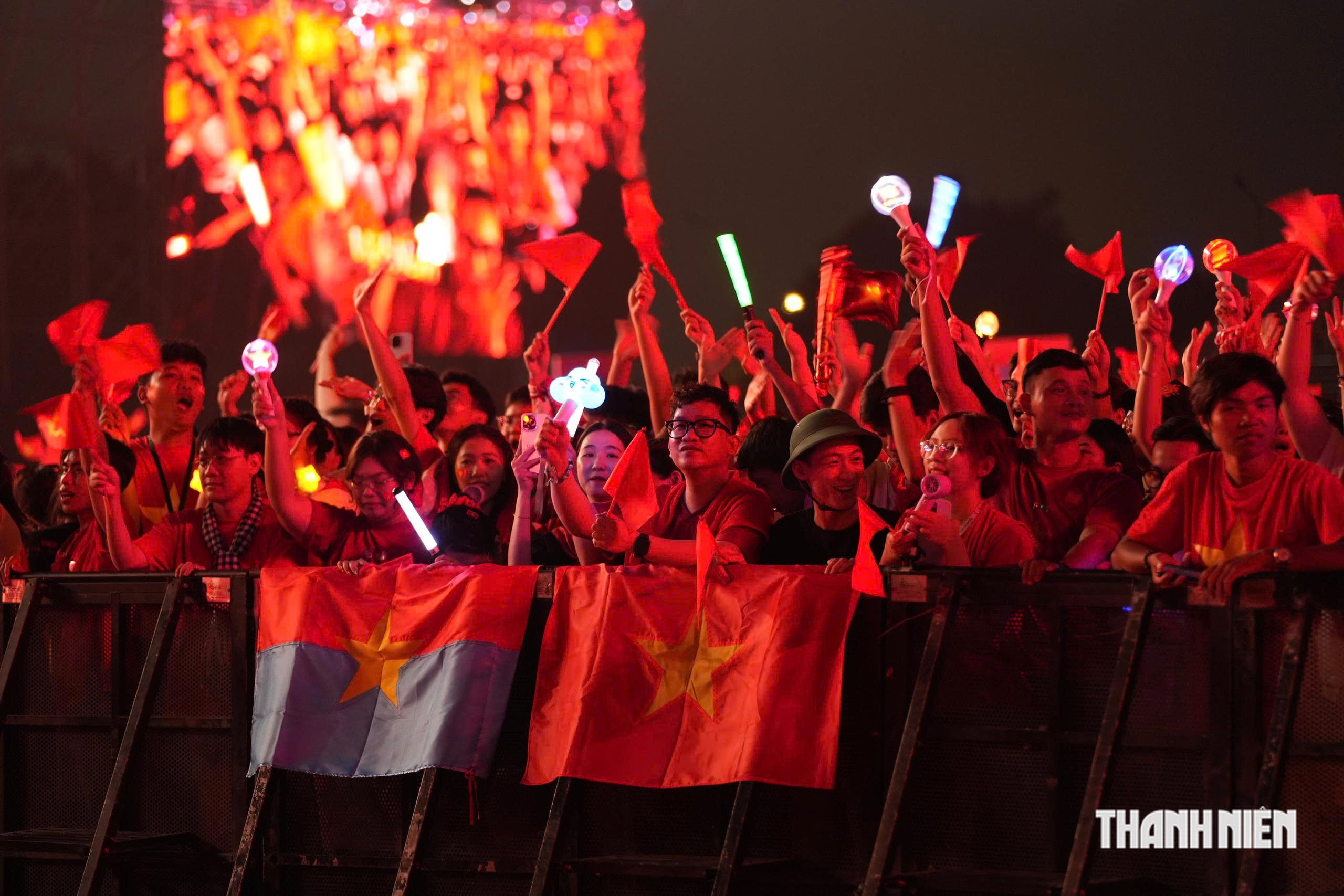 Hơn 40.000 khán giả đội mưa xem concert ‘Tổ quốc trong tim’- Ảnh 7.
