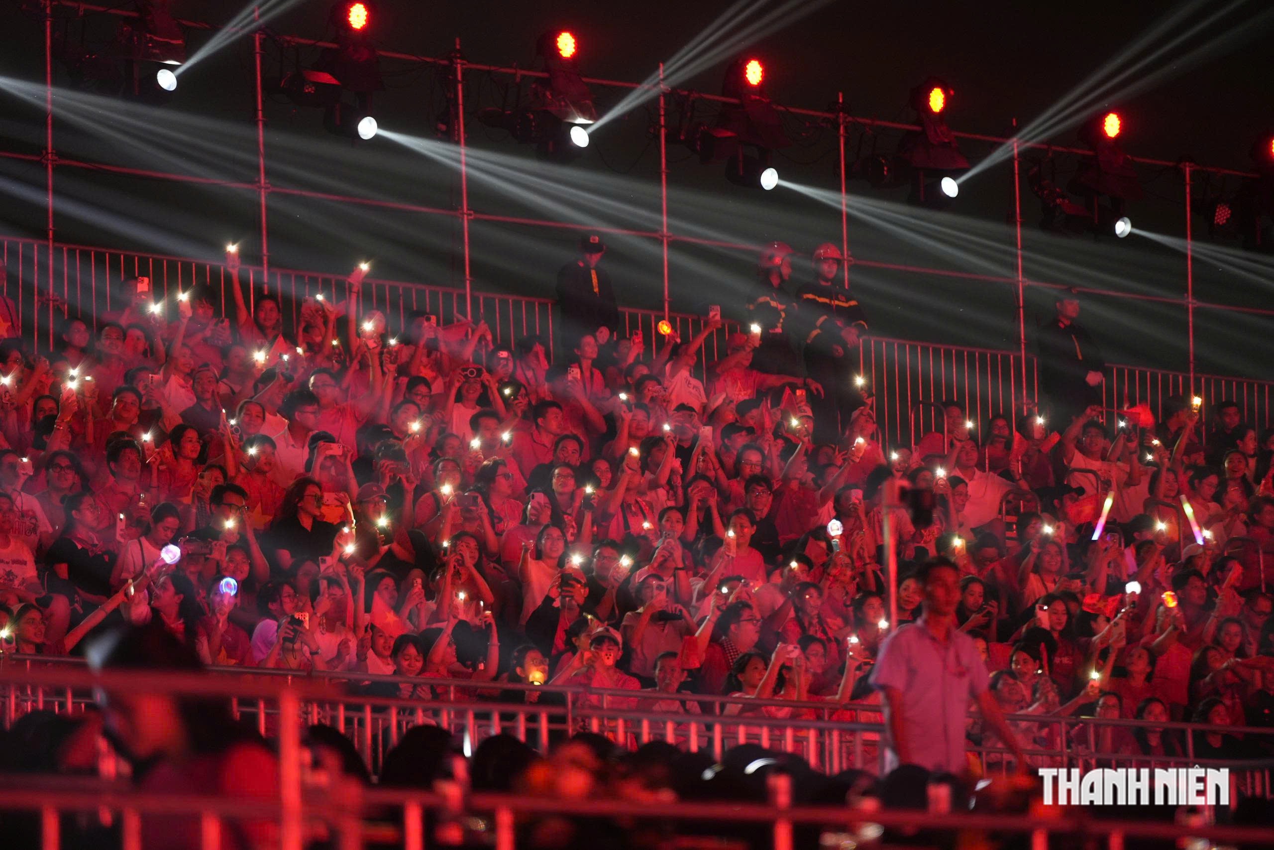 Hơn 40.000 khán giả đội mưa xem concert ‘Tổ quốc trong tim’- Ảnh 6.