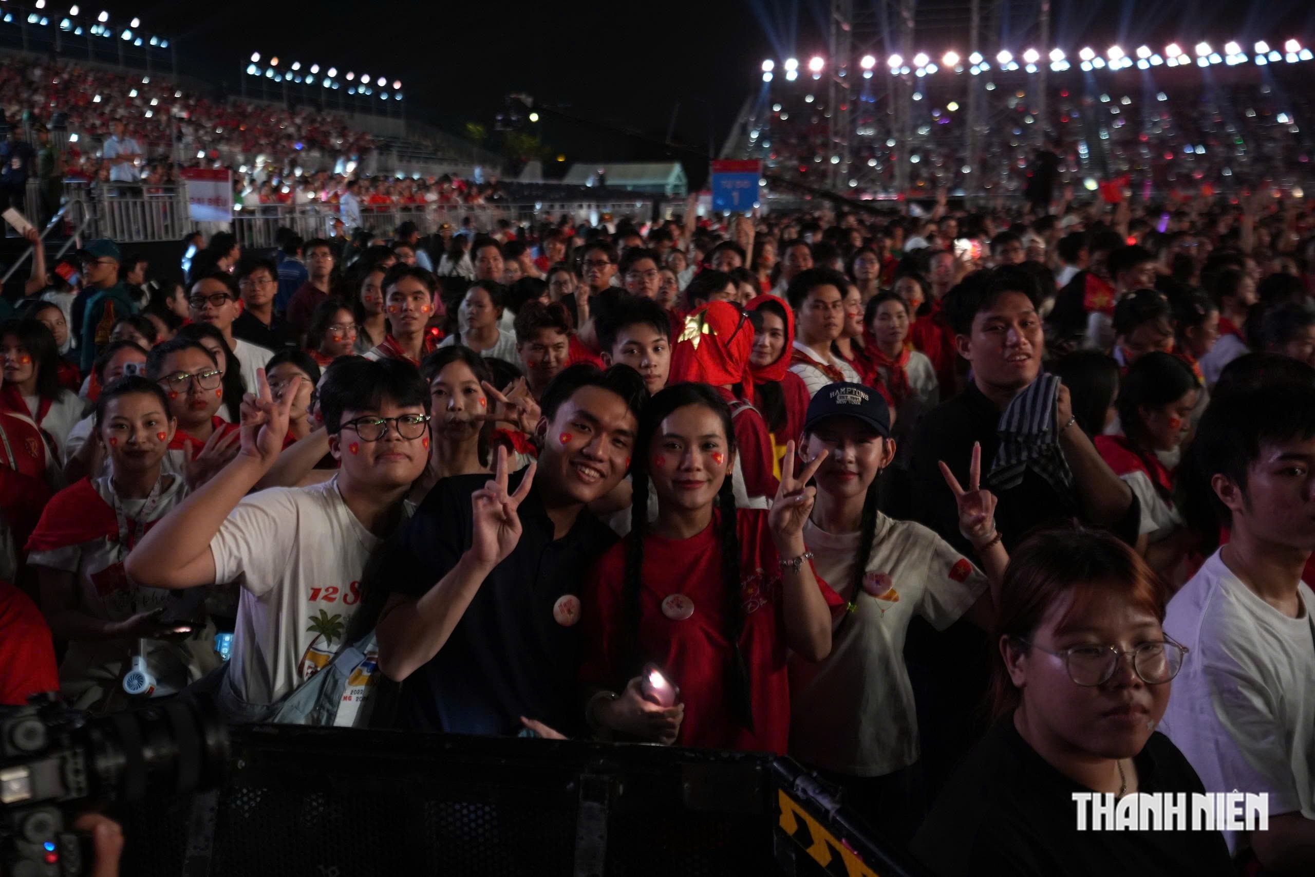Hơn 40.000 khán giả đội mưa xem concert ‘Tổ quốc trong tim’- Ảnh 9.