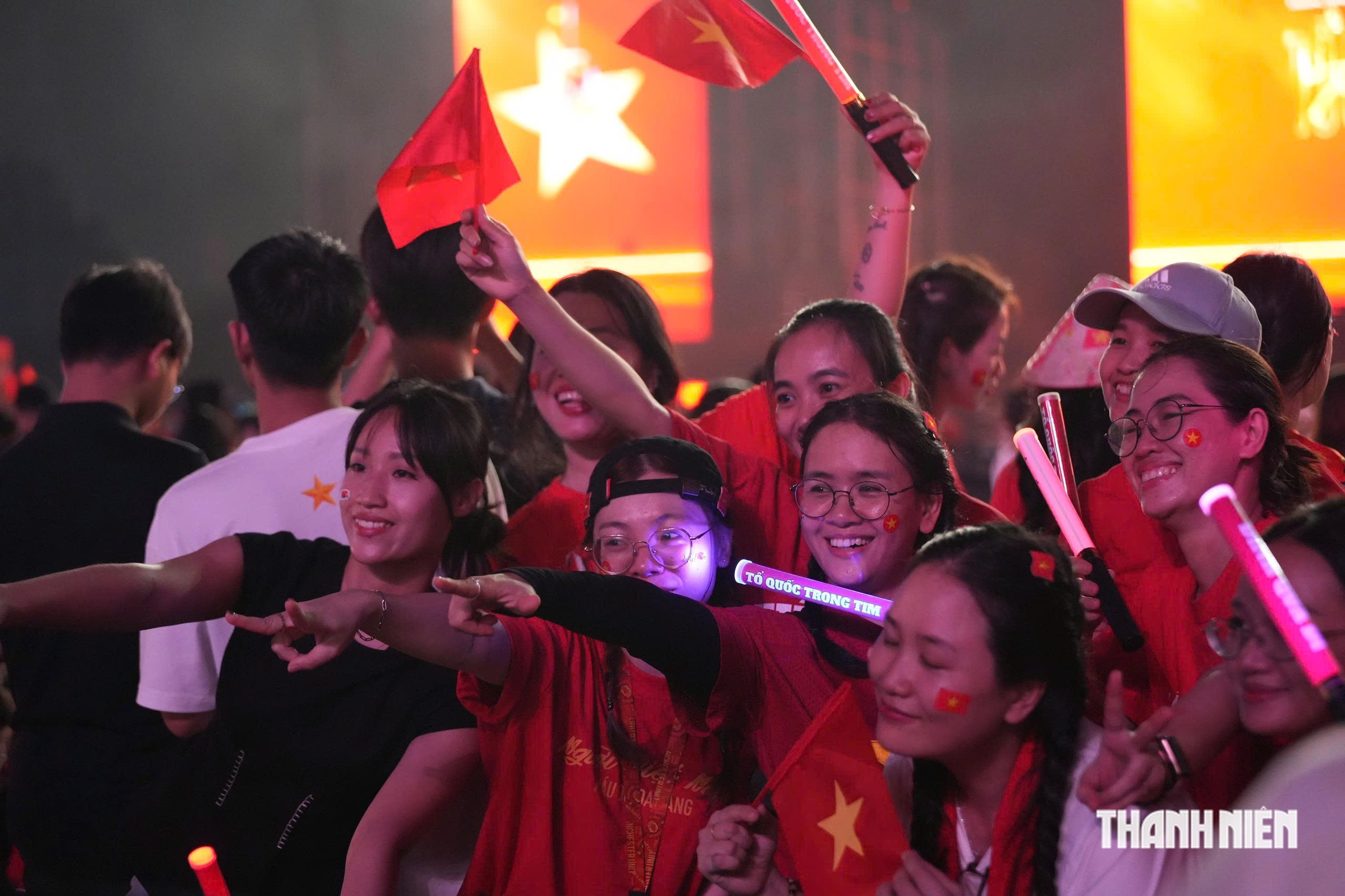 Hơn 40.000 khán giả đội mưa xem concert ‘Tổ quốc trong tim’- Ảnh 8.