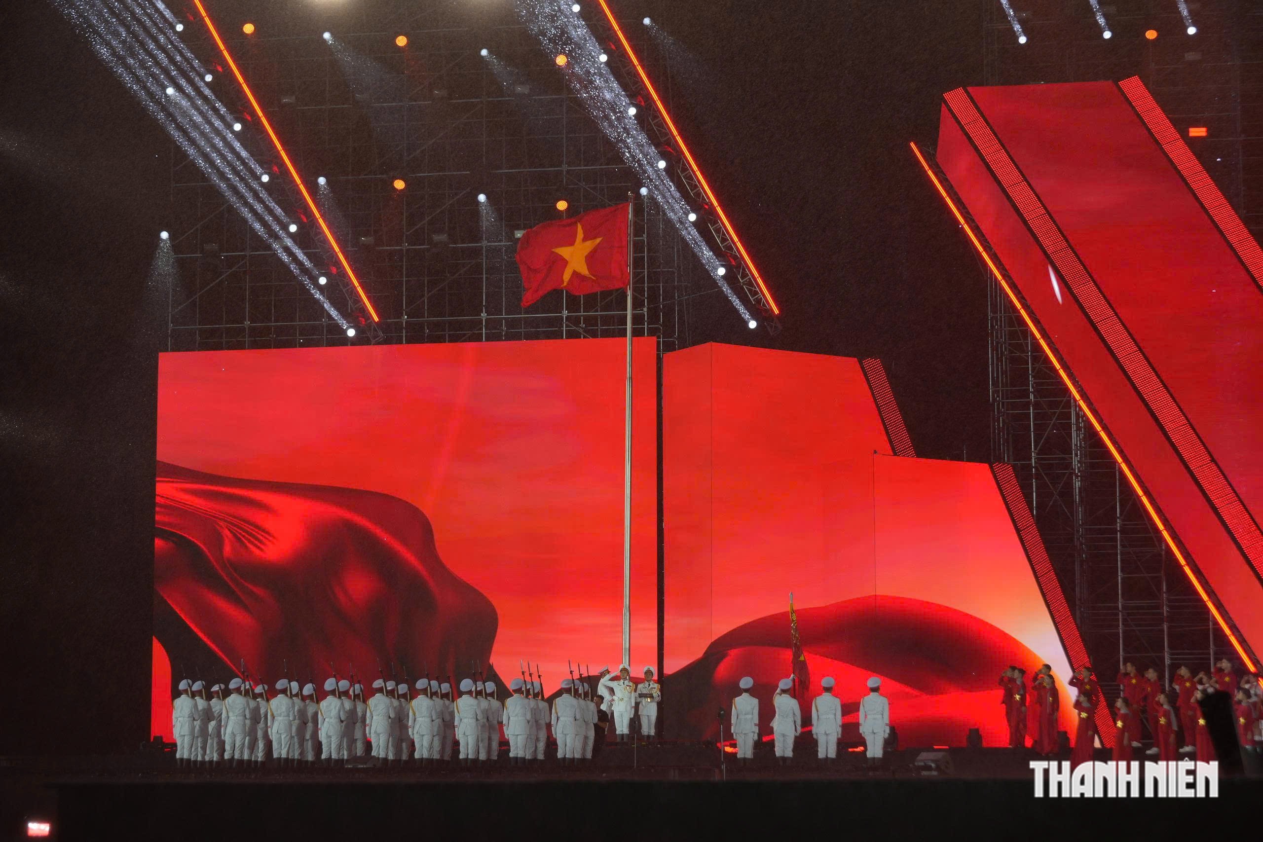 Hơn 40.000 khán giả đội mưa xem concert ‘Tổ quốc trong tim’- Ảnh 2.