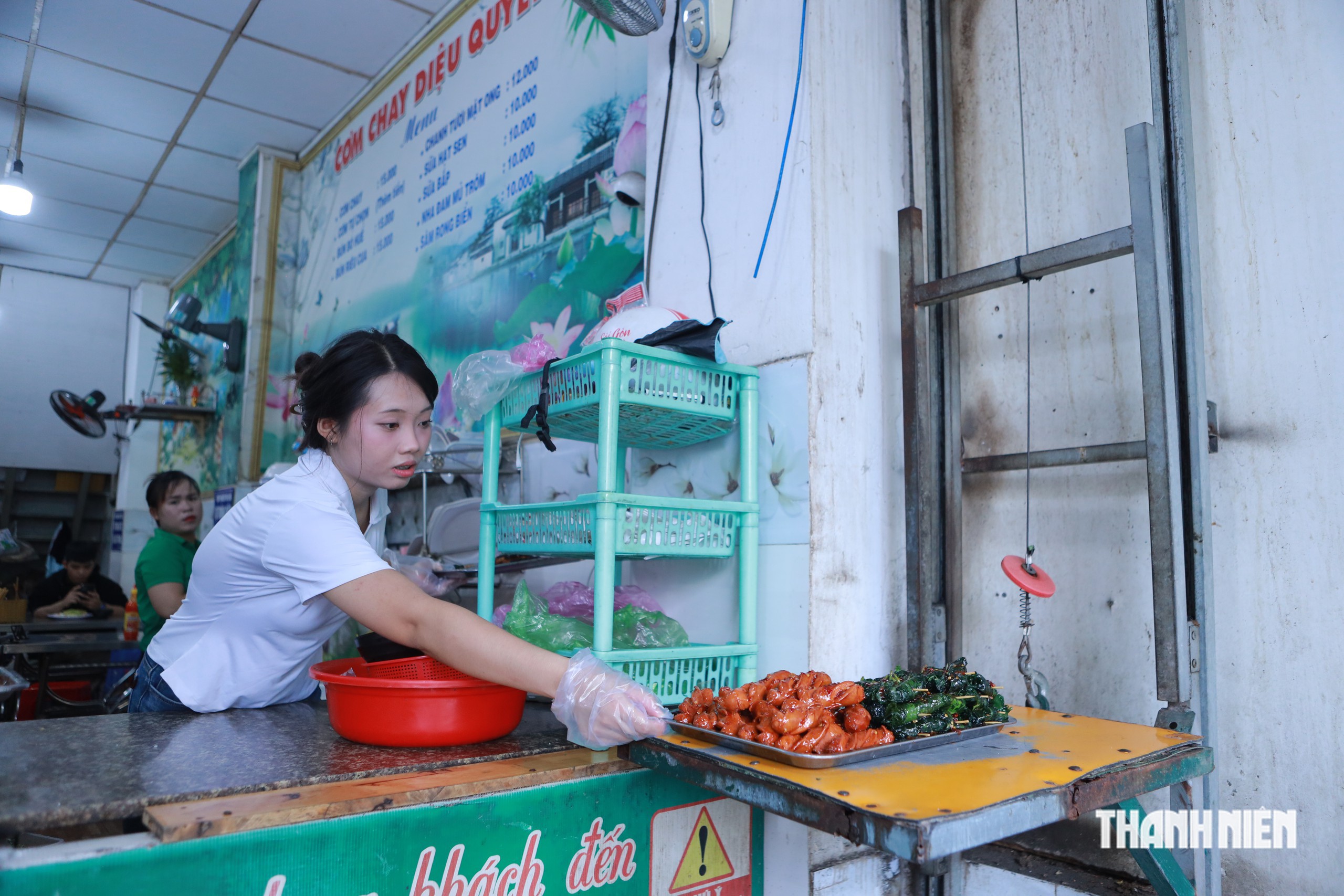 Quán cơm chay ở TP.HCM có 'thang máy' đưa đồ ăn lên xuống: Nhiều khách thích thú - Ảnh 3.