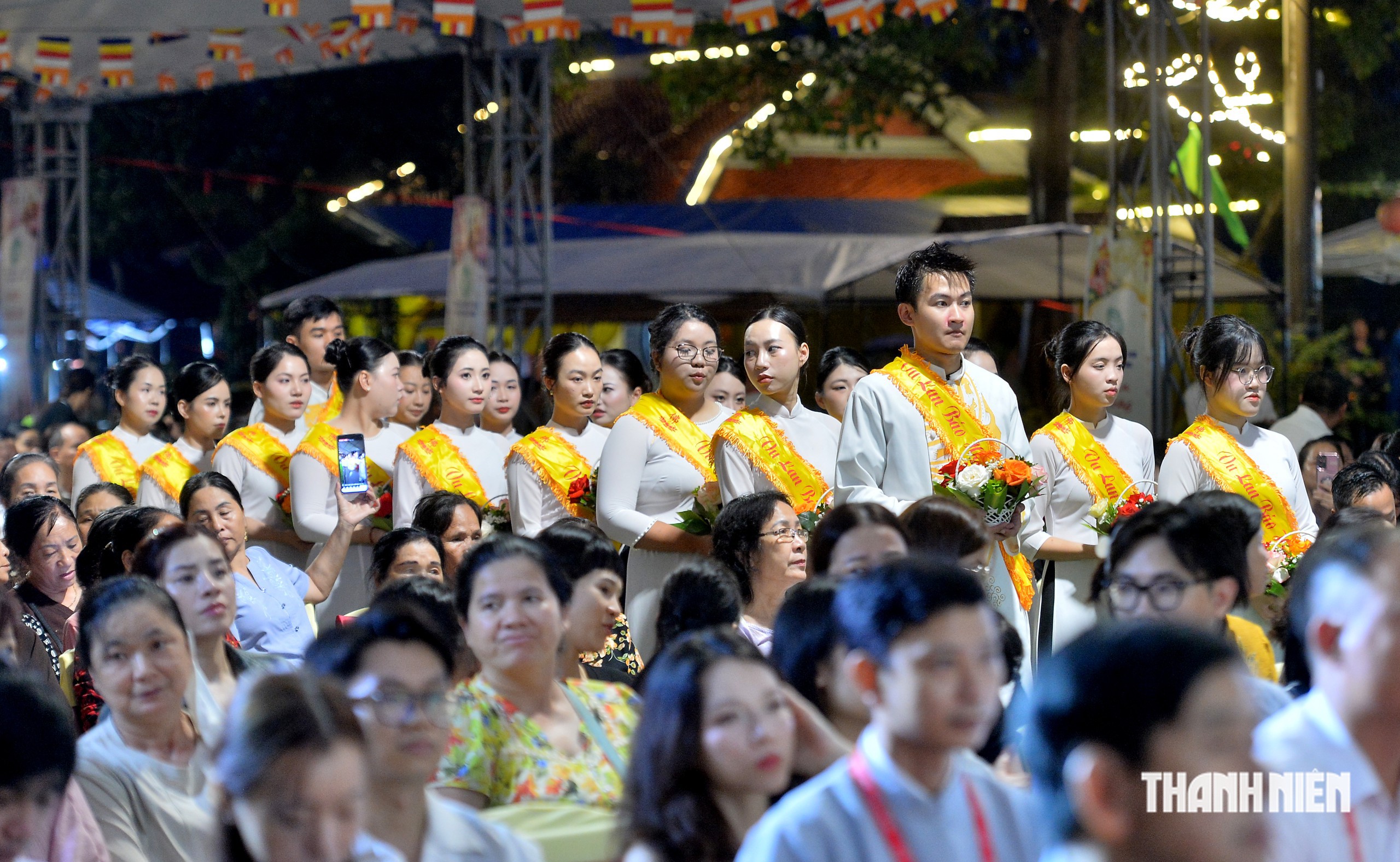 M&ugrave;a Vu lan: X&uacute;c động h&igrave;nh ảnh c&ocirc; b&eacute; 10 tuổi bật kh&oacute;c nhớ mẹ đ&atilde; khuất- Ảnh 1.
