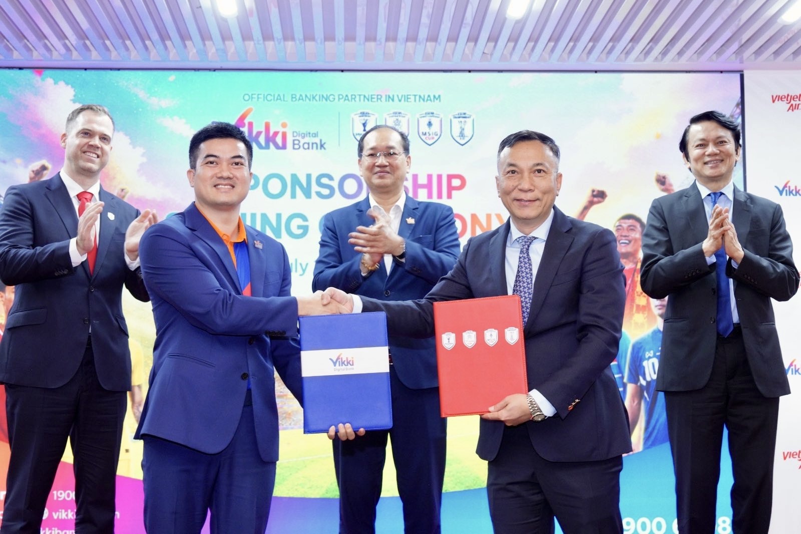 Vietjet v&agrave; Vikki 'tiếp lửa' - Việt Nam rực đỏ Bangkok - Ảnh 4.