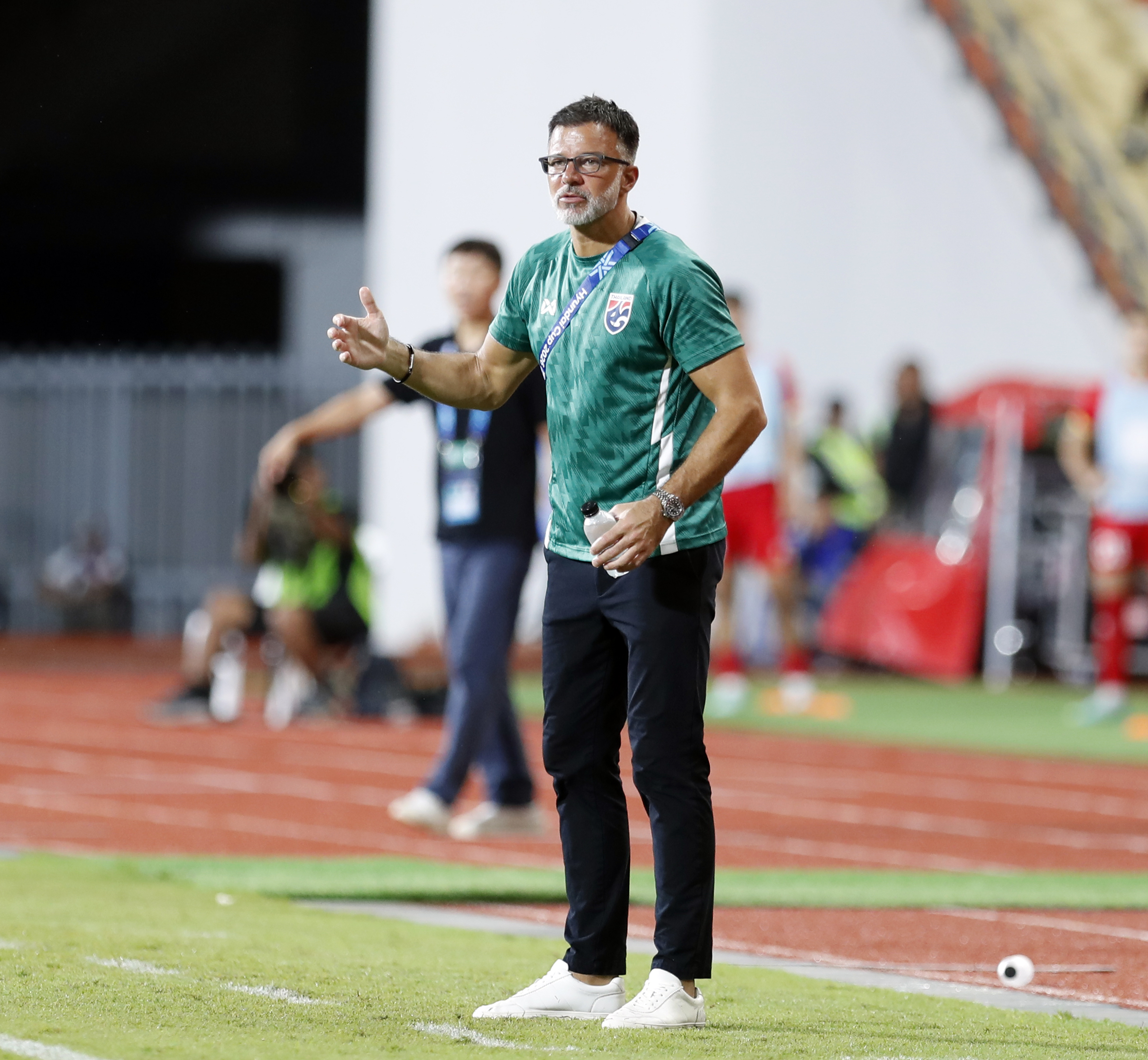 HLV Hudson đích thân chọn 55 cầu thủ Thái Lan, trước khi gút danh sách còn 23 người dự FIFA ASEAN Cup, nhưng vẫn bị chỉ trích dữ dội