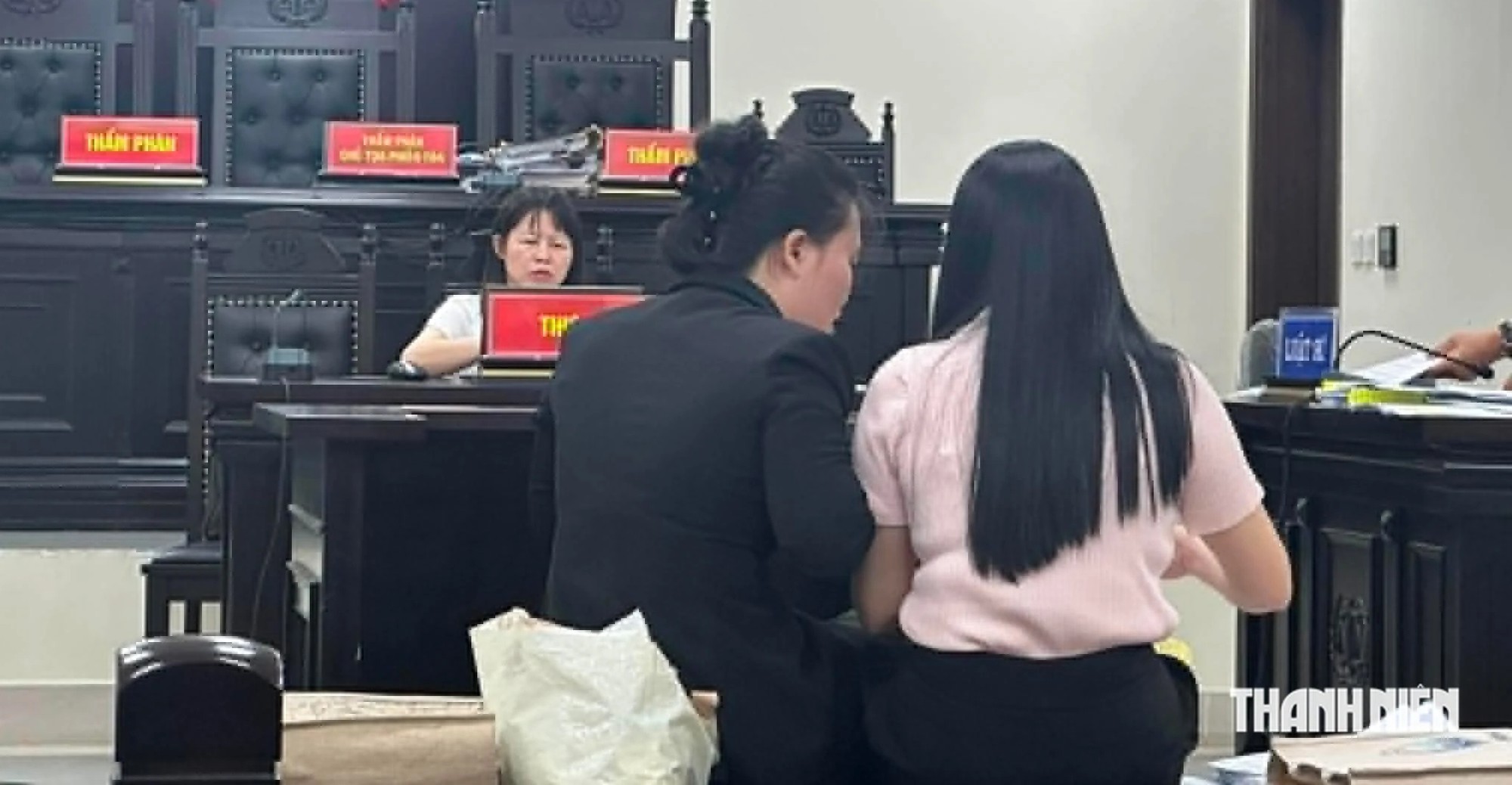 Hủy &aacute;n vụ nữ c&ocirc;ng chức x&atilde; bị tuy&ecirc;n 5 năm t&ugrave; v&igrave; tham &ocirc; 4 triệu- Ảnh 1.