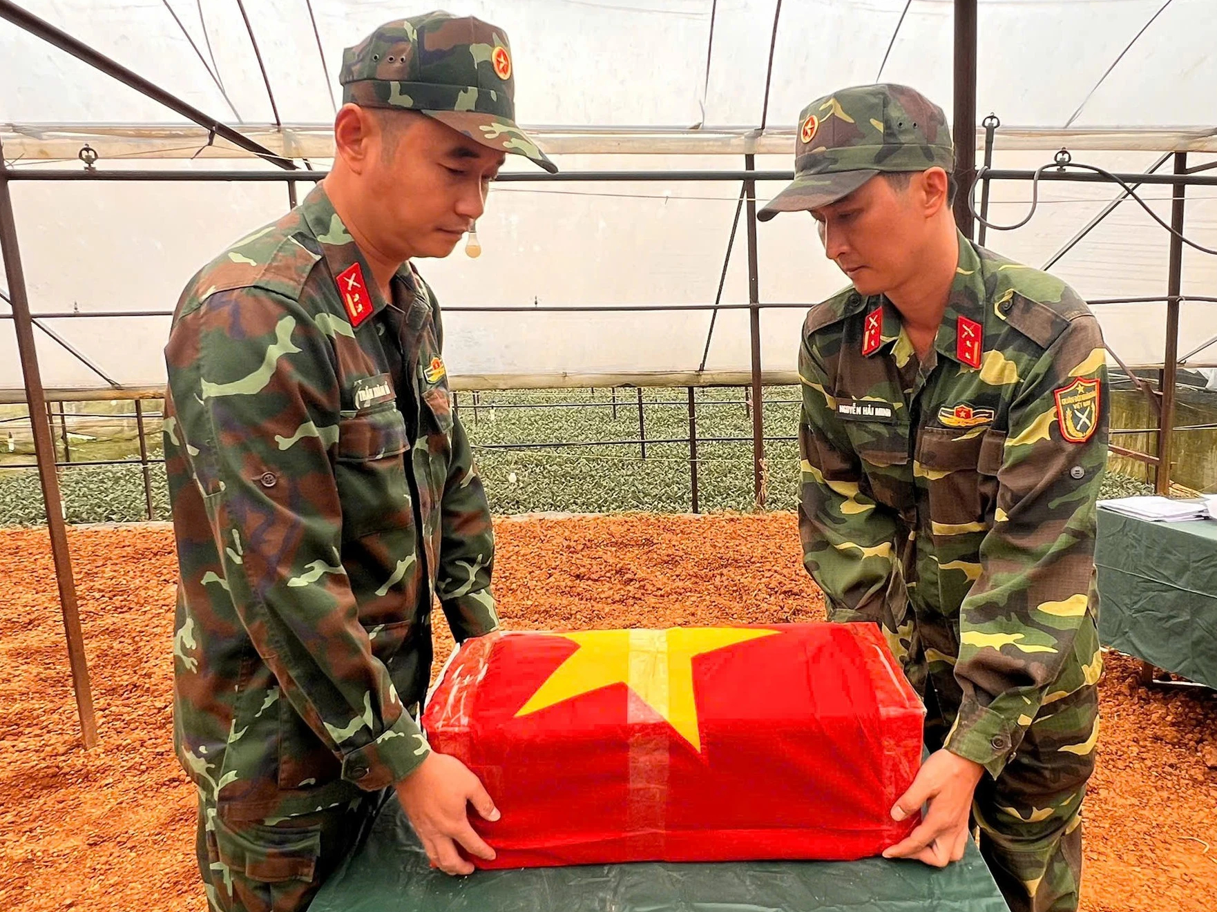 Tìm thấy thêm hài cốt liệt sĩ trong nhà kính ở phường Xuân Trường - Đà Lạt - Ảnh 1.