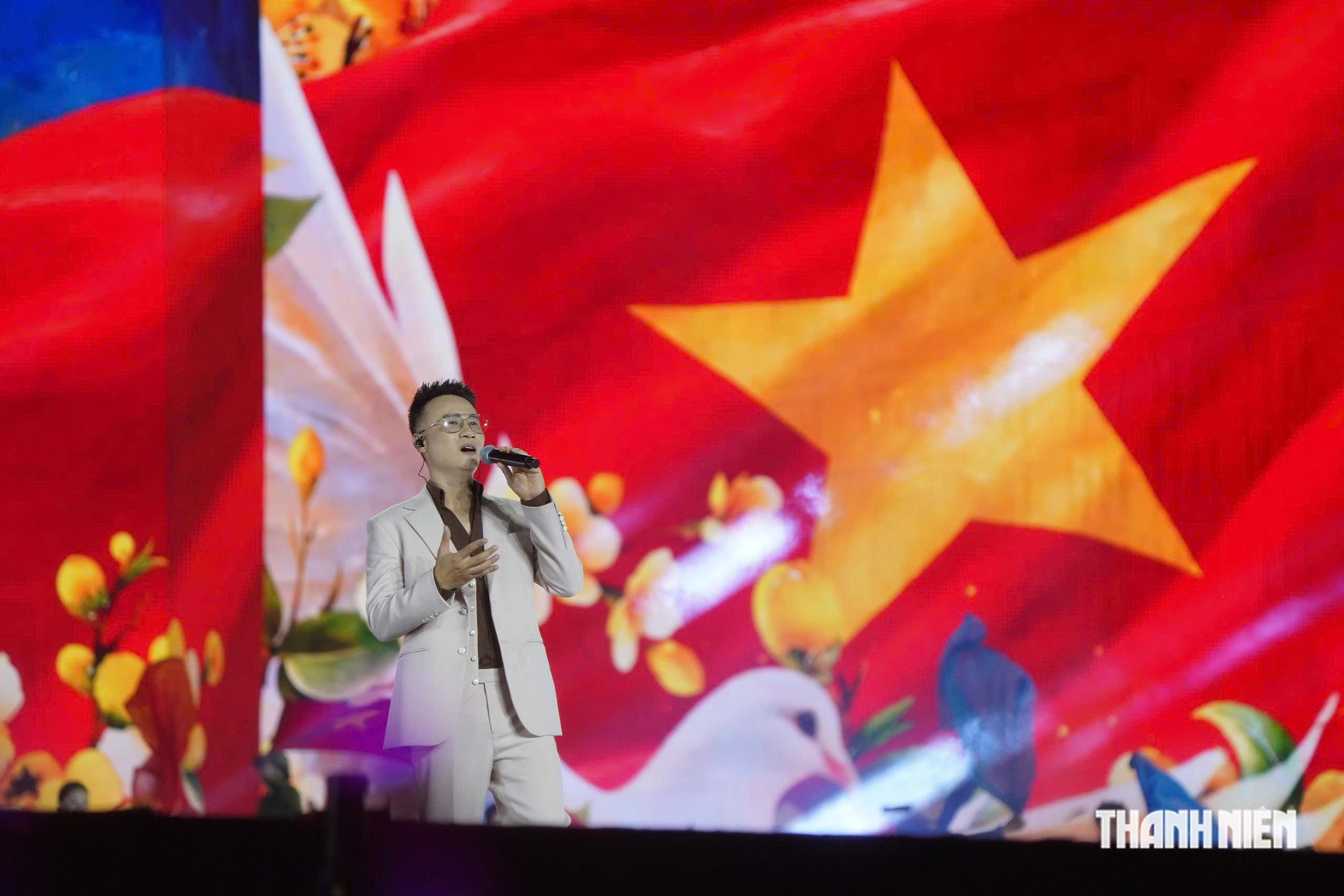 V&otilde; Hạ Tr&acirc;m, T&ugrave;ng Dương, Hương Tr&agrave;m thăng hoa c&ugrave;ng 40.000 kh&aacute;n giả tại 'Tổ quốc trong tim'- Ảnh 7.
