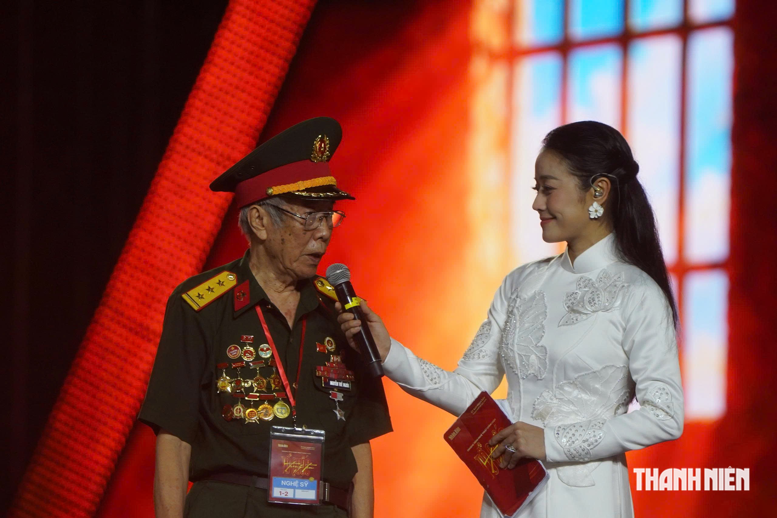V&otilde; Hạ Tr&acirc;m, T&ugrave;ng Dương, Hương Tr&agrave;m thăng hoa c&ugrave;ng 40.000 kh&aacute;n giả tại 'Tổ quốc trong tim'- Ảnh 8.