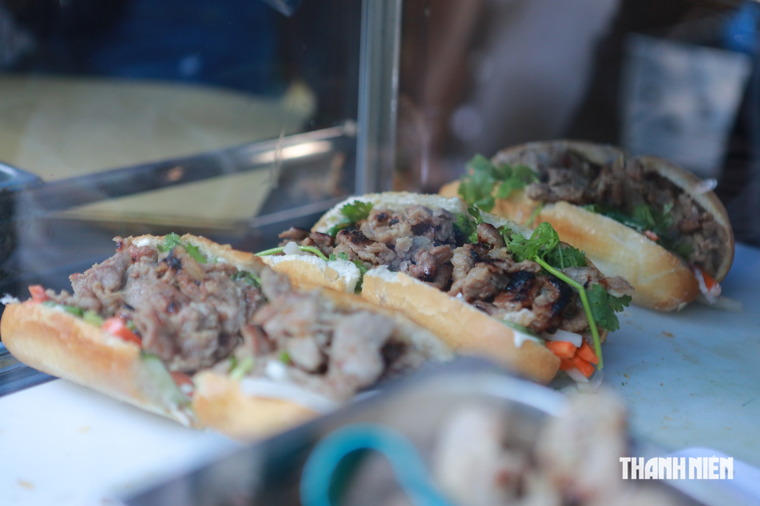 Đầu bếp Mỹ bán bánh mì 88.000 đồng ở TP.HCM, mỗi ổ dùng 300 gram thịt- Ảnh 4.