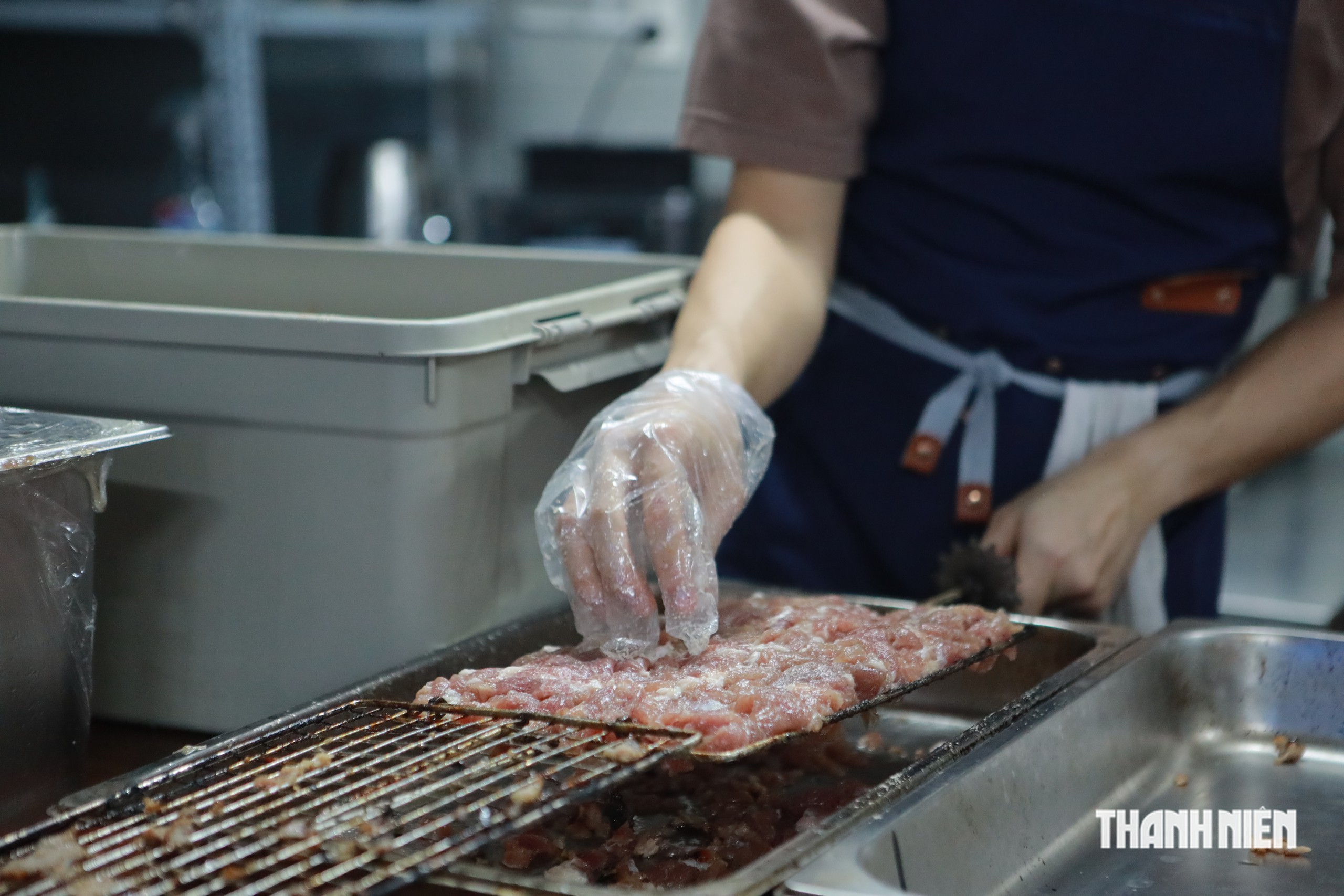 Đầu bếp Mỹ bán bánh mì 88.000 đồng ở TP.HCM, mỗi ổ dùng 300 gram thịt- Ảnh 8.