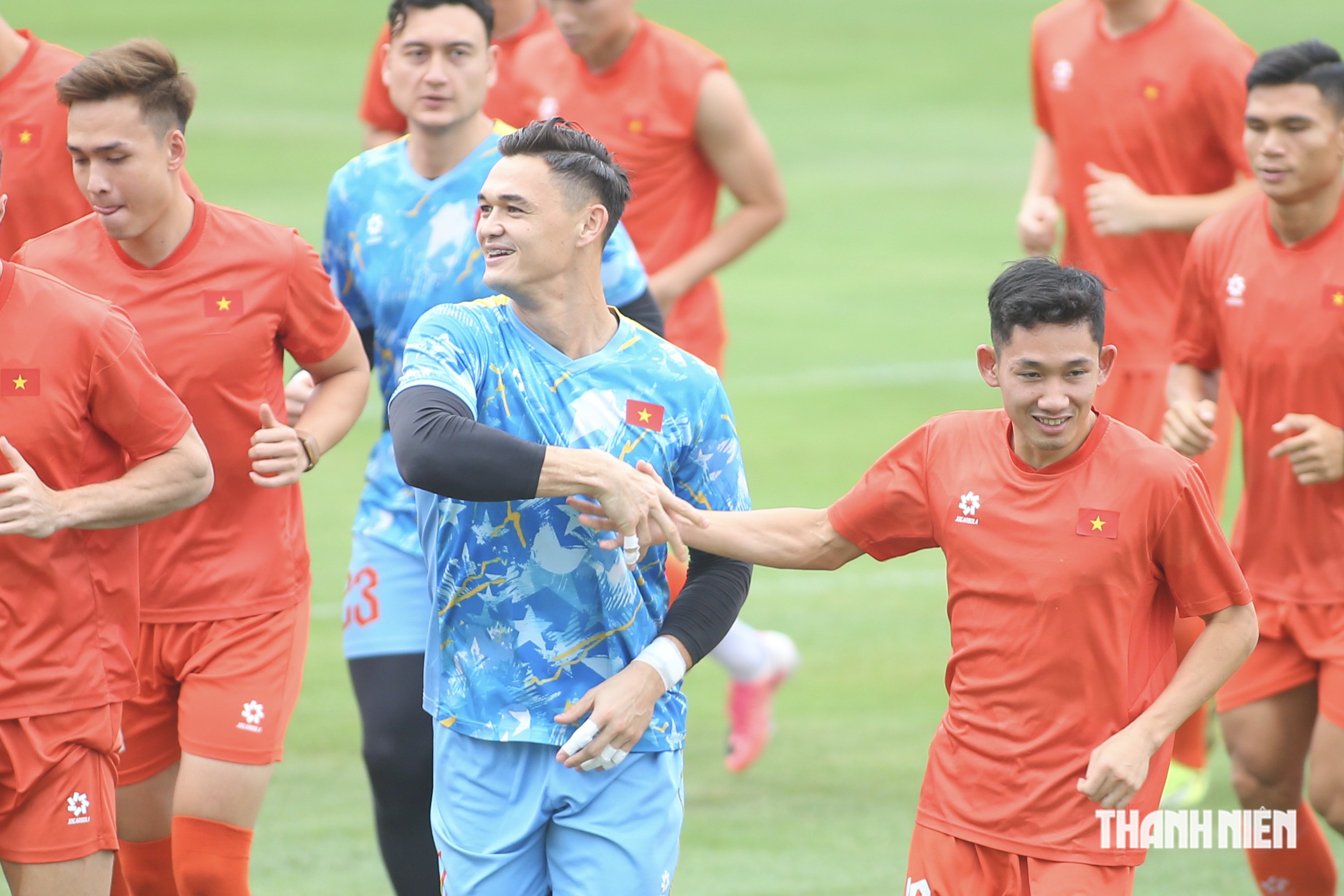 'Vua buôn chuyện' xuất hiện- Ảnh 4.