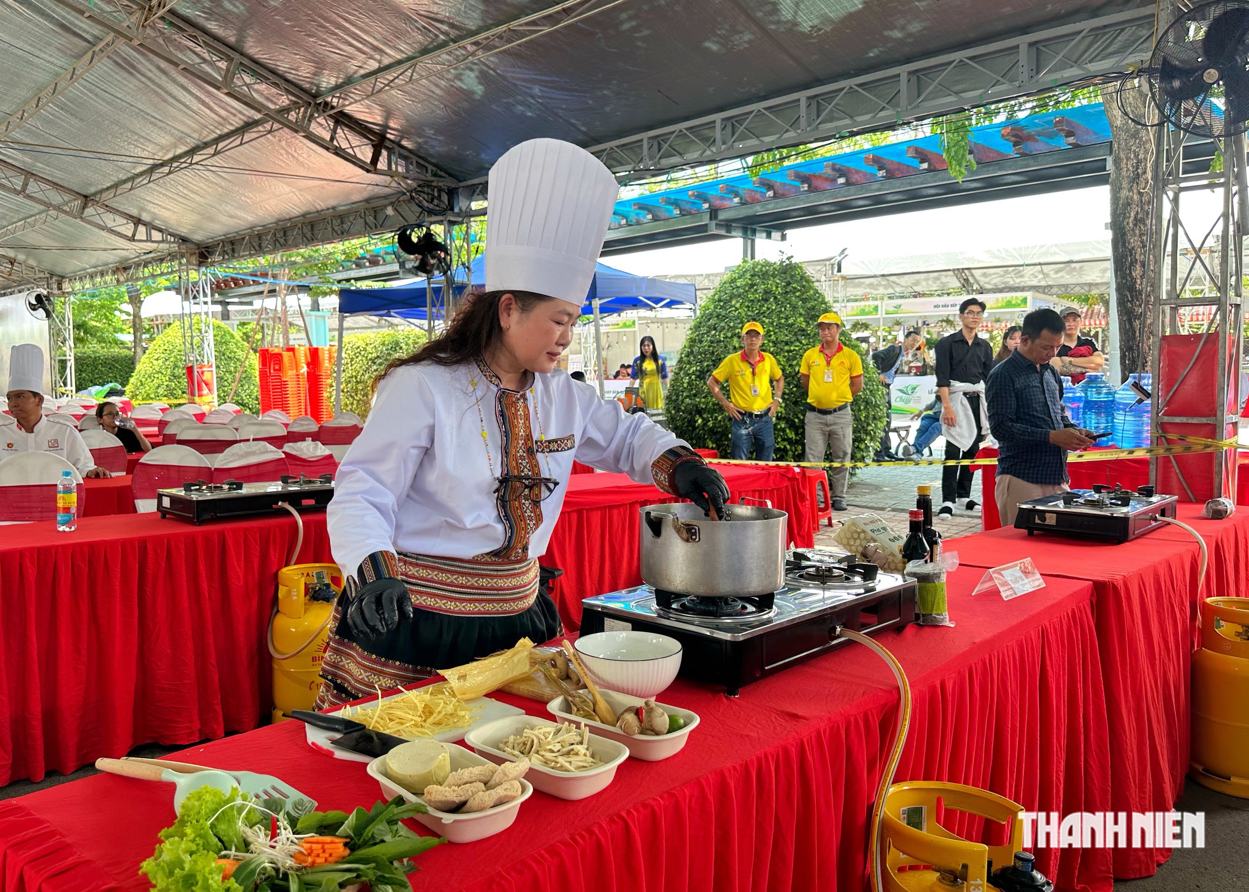 H&ocirc;m nay, ng&agrave;y đầu lễ hội ẩm thực chay TP.HCM: Phở chay đẹp như tranh xuất hiện - Ảnh 5.