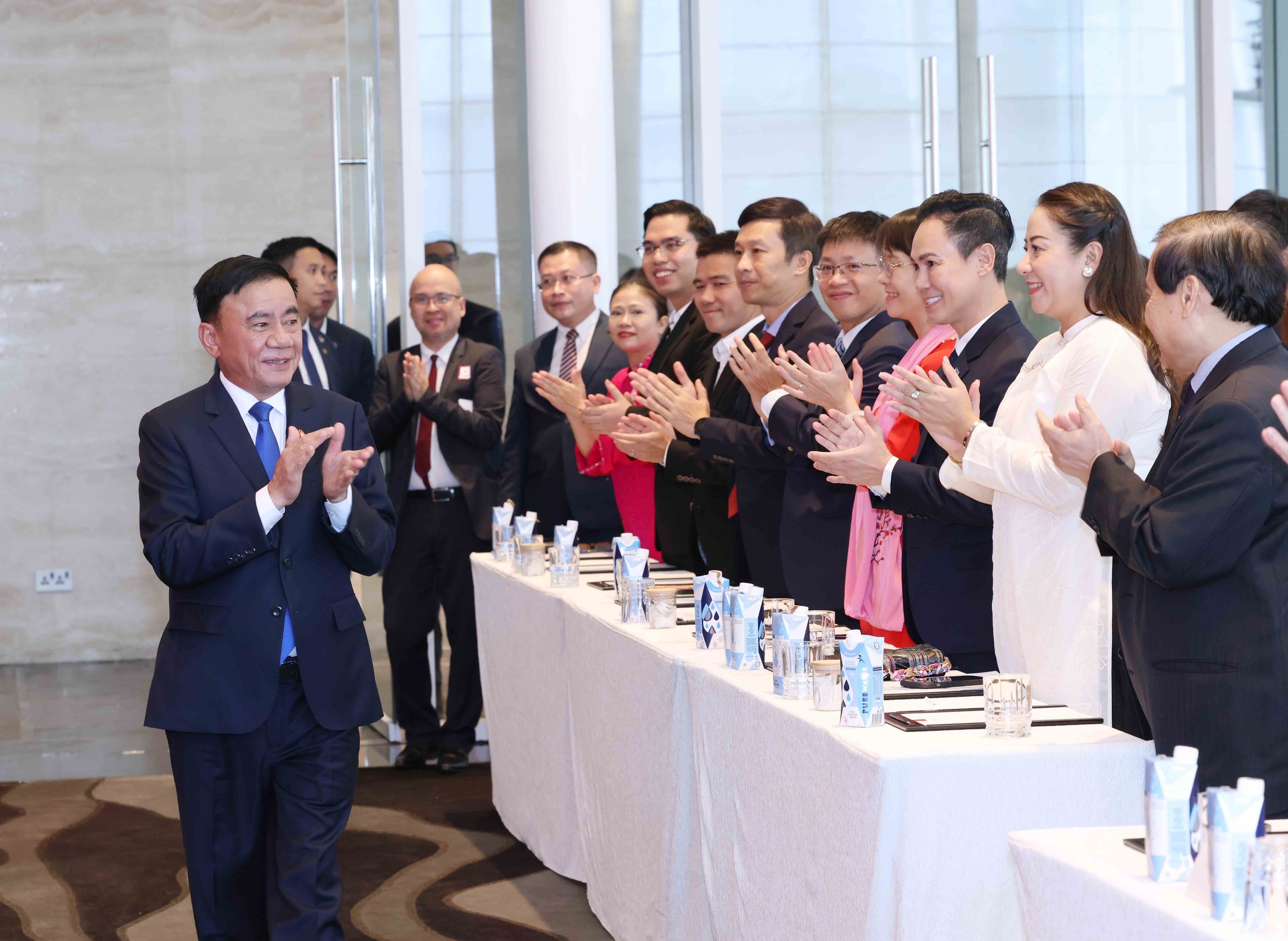 Thường trực Ban Bí thư Trần Cẩm Tú gặp gỡ kiều bào Việt Nam tại Singapore- Ảnh 1.