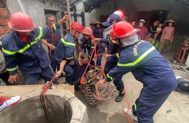 Công an giải cứu người đàn ông rơi xuống giếng nước khi sửa máy bơm - Ảnh 1.