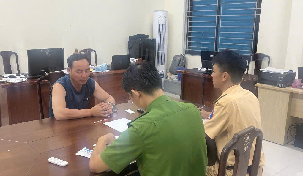 Trốn truy nã trên xe khách đến Huế thì bị CSGT bắt giữ - Ảnh 1.